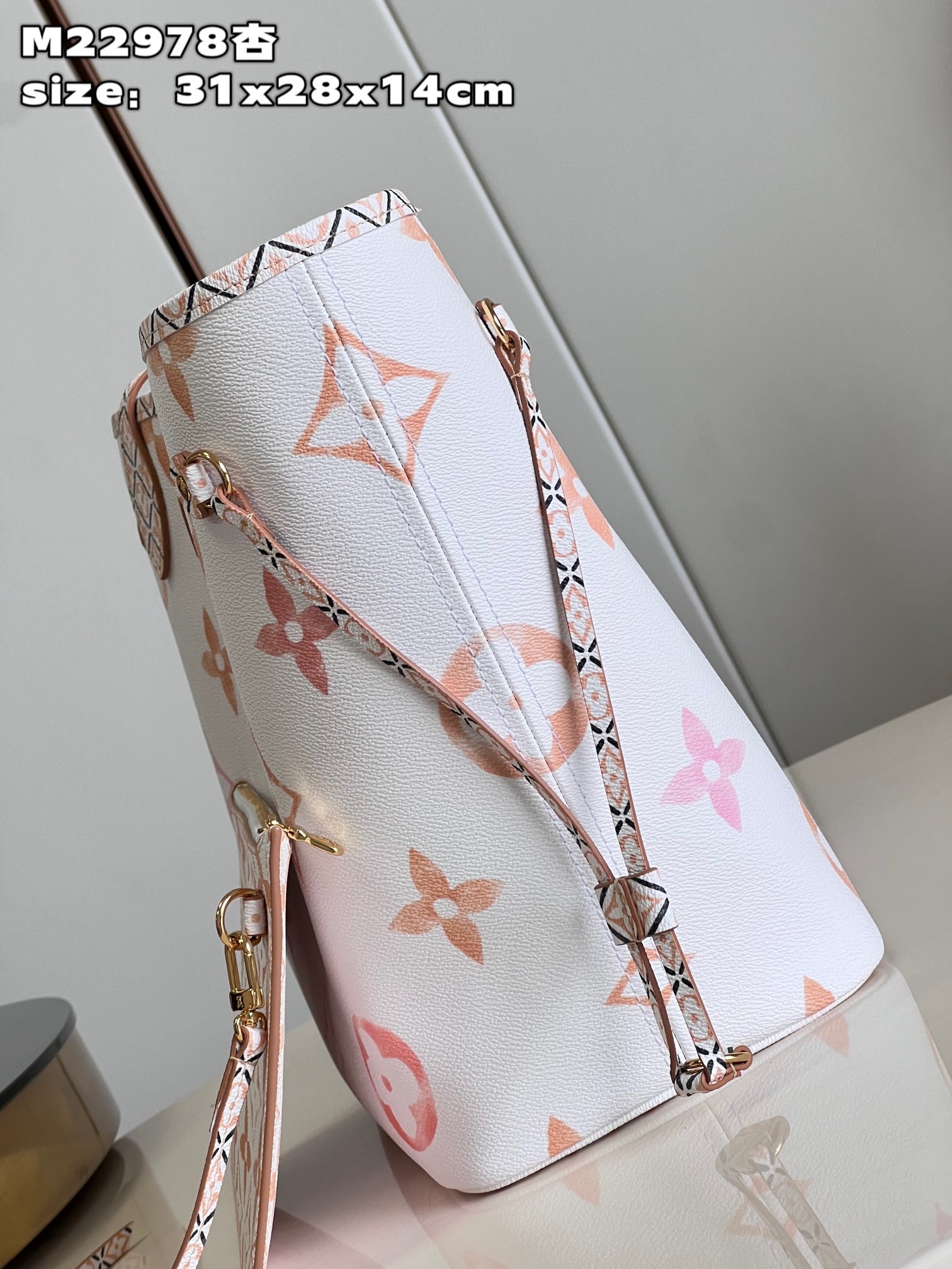 顶级原单M22978杏本款Neverfull中号手袋为淡雅帆布描绘GiantMonogram图案令LV和
