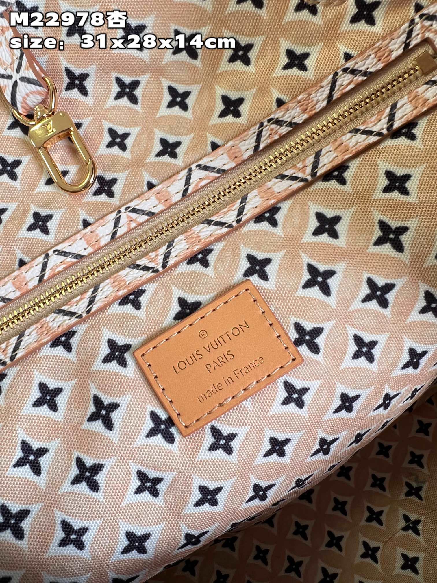 顶级原单M22978杏本款Neverfull中号手袋为淡雅帆布描绘GiantMonogram图案令LV和