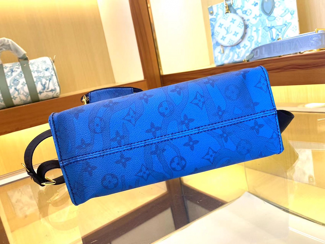 p310 M59856本款 OnTheGo 小号手袋为 Monogram 帆布渲染全新渐变粉彩色调