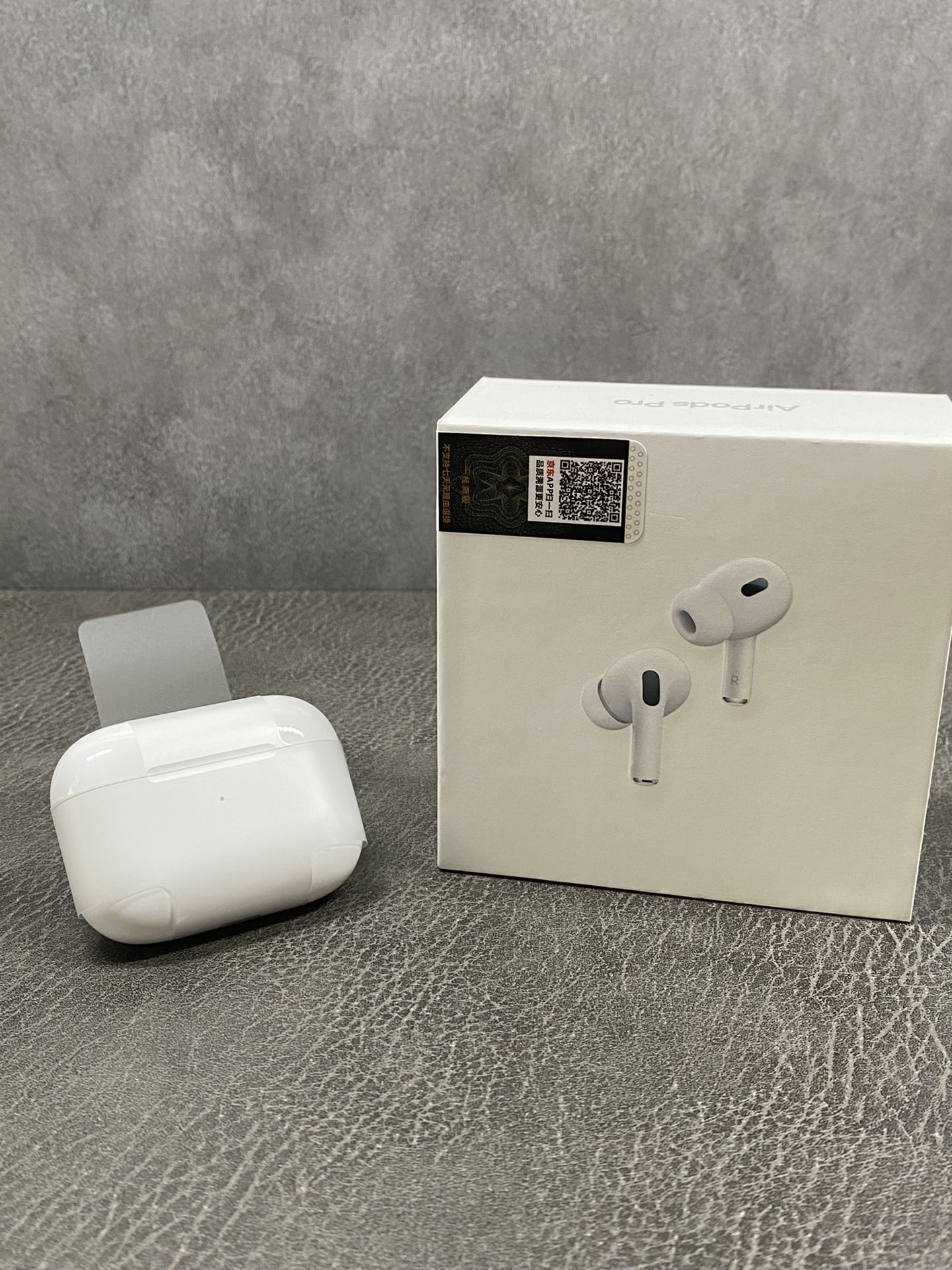 全新版本出货 💰280
AirPods pro第二代（简称五代）京东充正版‼️
配京东全套配件 

全新升级真实空间音频 头部跟踪真实功能❗️
16.0以上系统不会显示无法验证❗️
全网独家 降噪通透效果达100%❗️
续航可达8-10小时 待机一个月以上❗️

支持滑动调节音量 
带原装蜂鸣器：充电音效 开盖音效 连接成功音效
长按解除配对音效 长按解除配对复位后音效
1562AE芯片 稳定性超高 售后率极低 
原装壳料 完美美文缝 上手体验非常高级
16系统以上正常弹窗 蓝牙改名字  
双捏切歌等操作 长按切换降噪通透模式
自带GPS定位查找 正品有的功能基本都有
真实ANC通透 降噪双模式
升级纽扣电池 实测听歌8-10小时
真石墨烯振膜喇叭 高频清脆低频有力 音质可秒杀所有版本
可验证iOS16.0以上系统 正常弹窗链接 
安卓系统可链接❗️
ZP有的功能都有 完美复刻❗️

下单标配：京东防伪码-京东发票-京东打包袋-无线充-挂绳-防丢绳-个性保护壳-飞机盒
售后服务：保修三个月 耳机外观没磨损支持退换‼️‼️