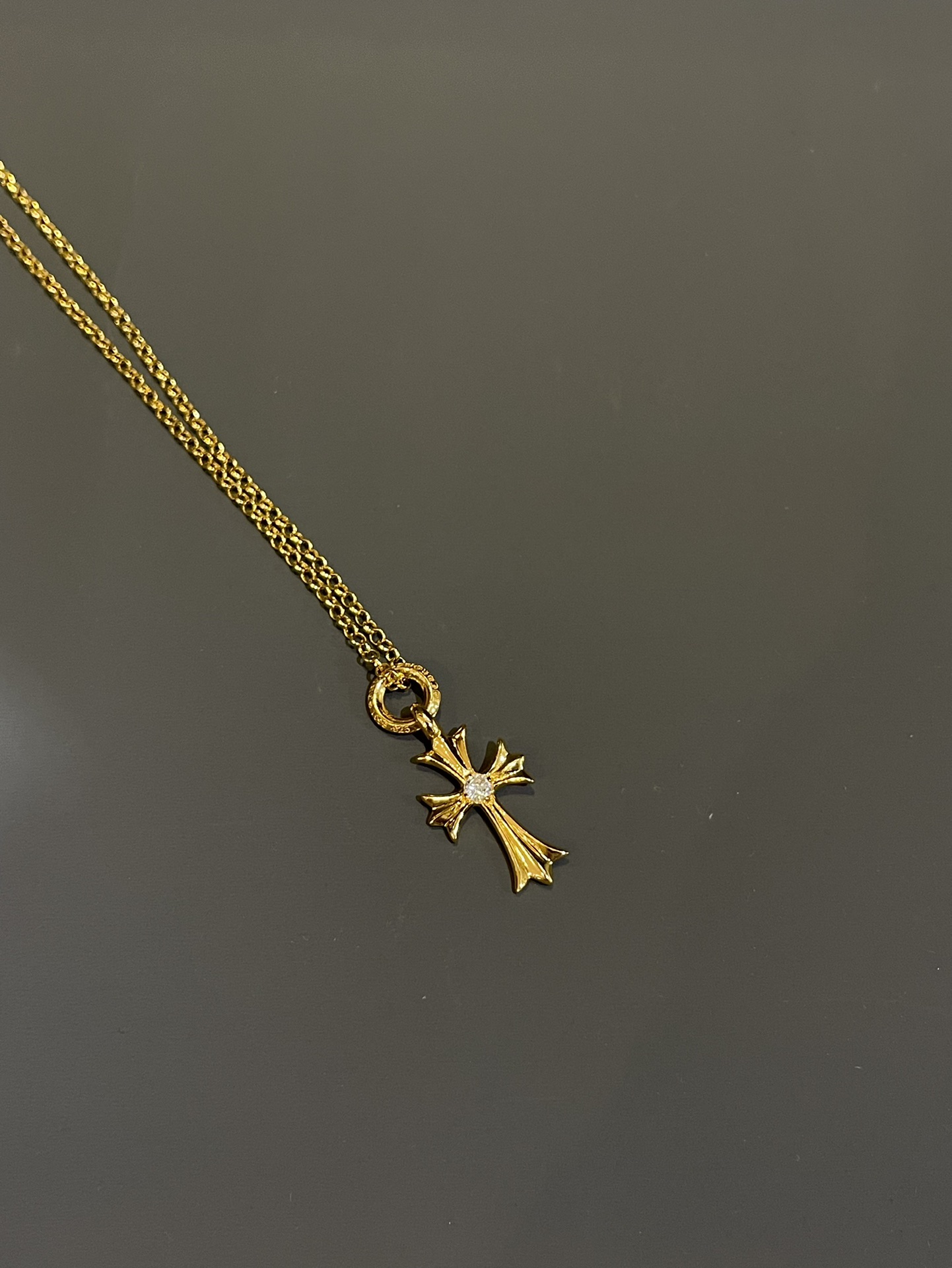 Chrome Hearts 𝐡𝐞𝐚𝐫𝐭𝐬克罗心镀k黄字母环镶石十字架项链