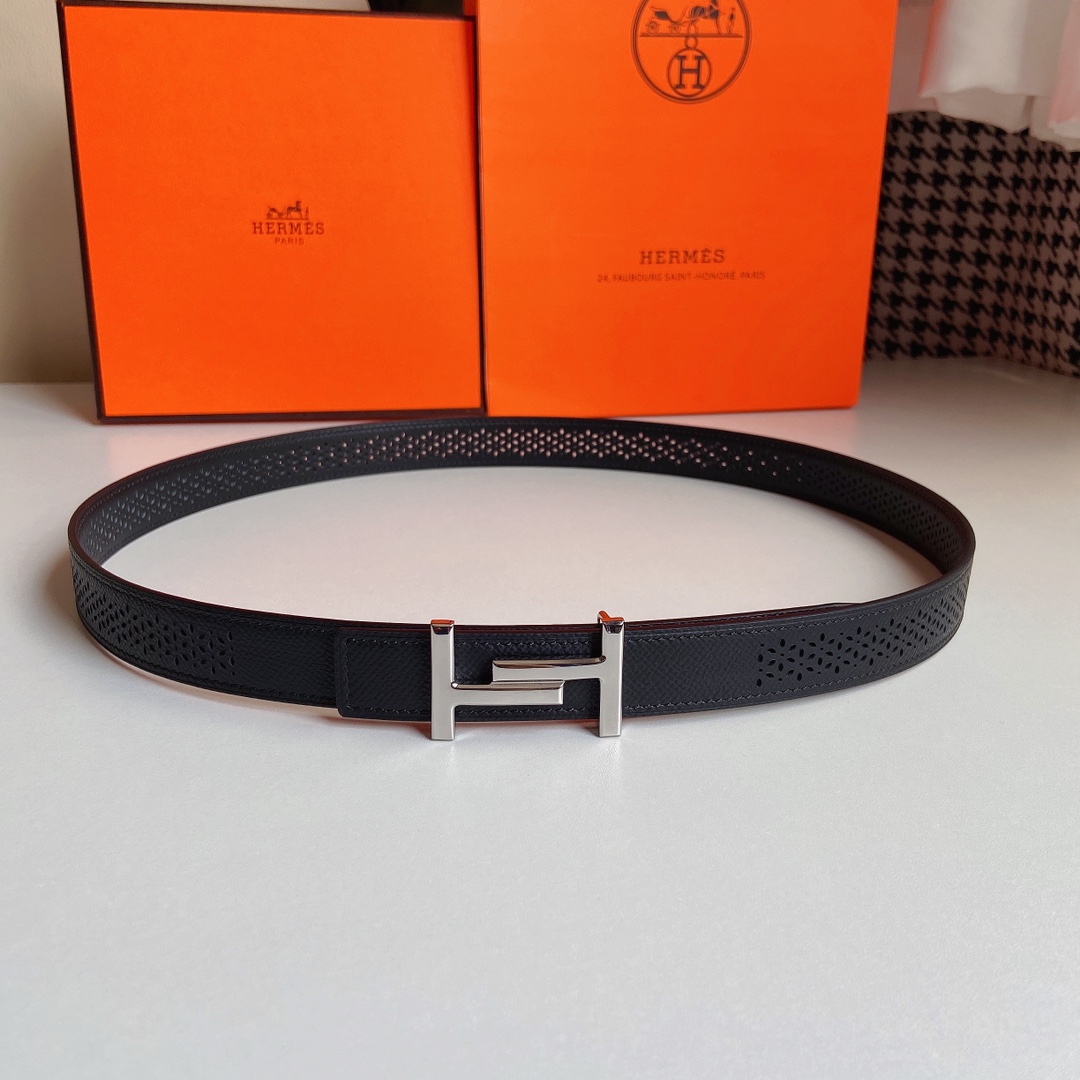 Hermes[正]精品钢制五金配镂孔Epsom小牛皮双面皮腰带精致镂孔与花卉图案为皮革增添梦幻轻盈质感搭