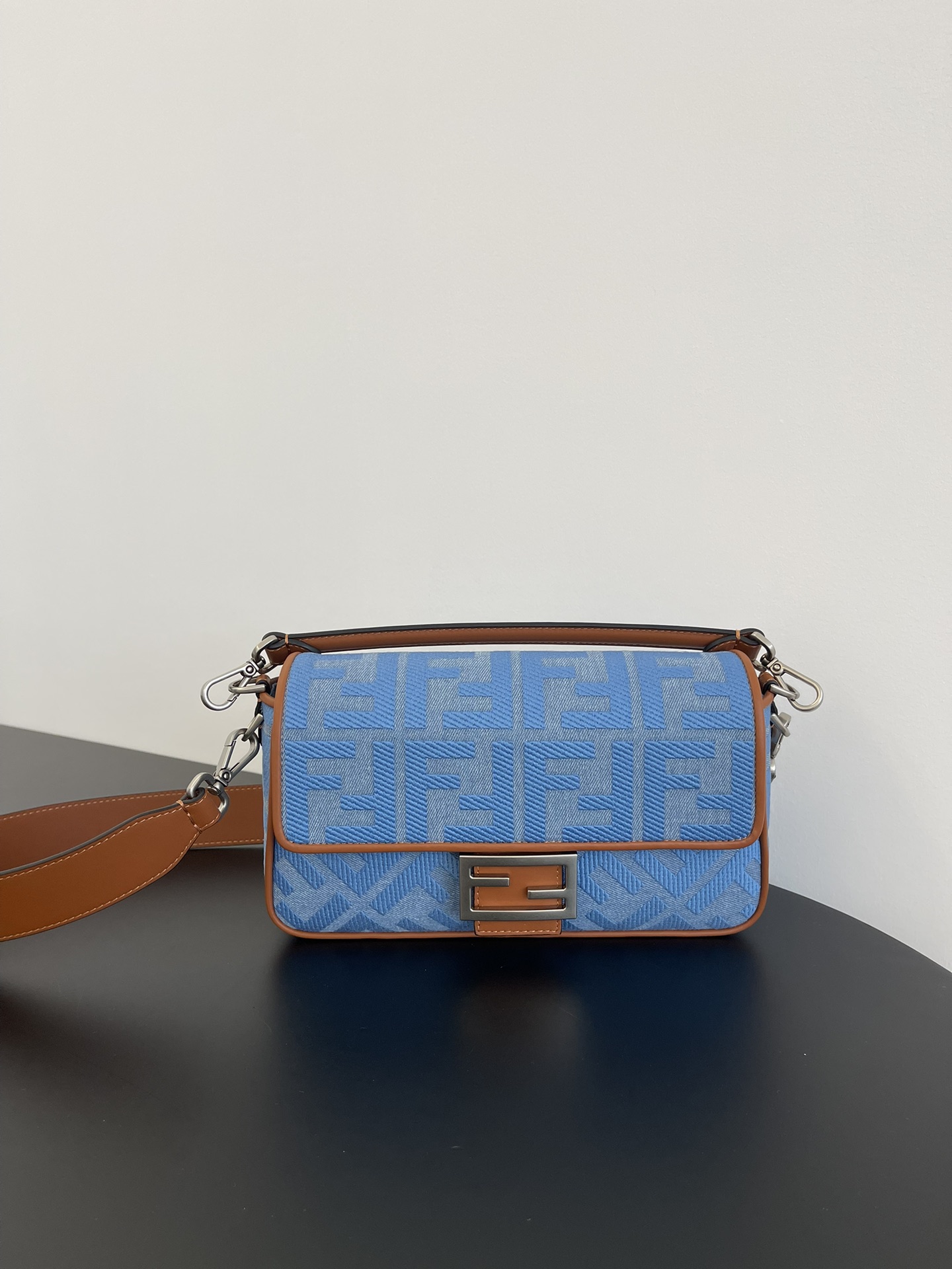 P630 Original Fendi latest denim embroidered Baguette bag, denim Baguette is definitely the current fashion hit this su…