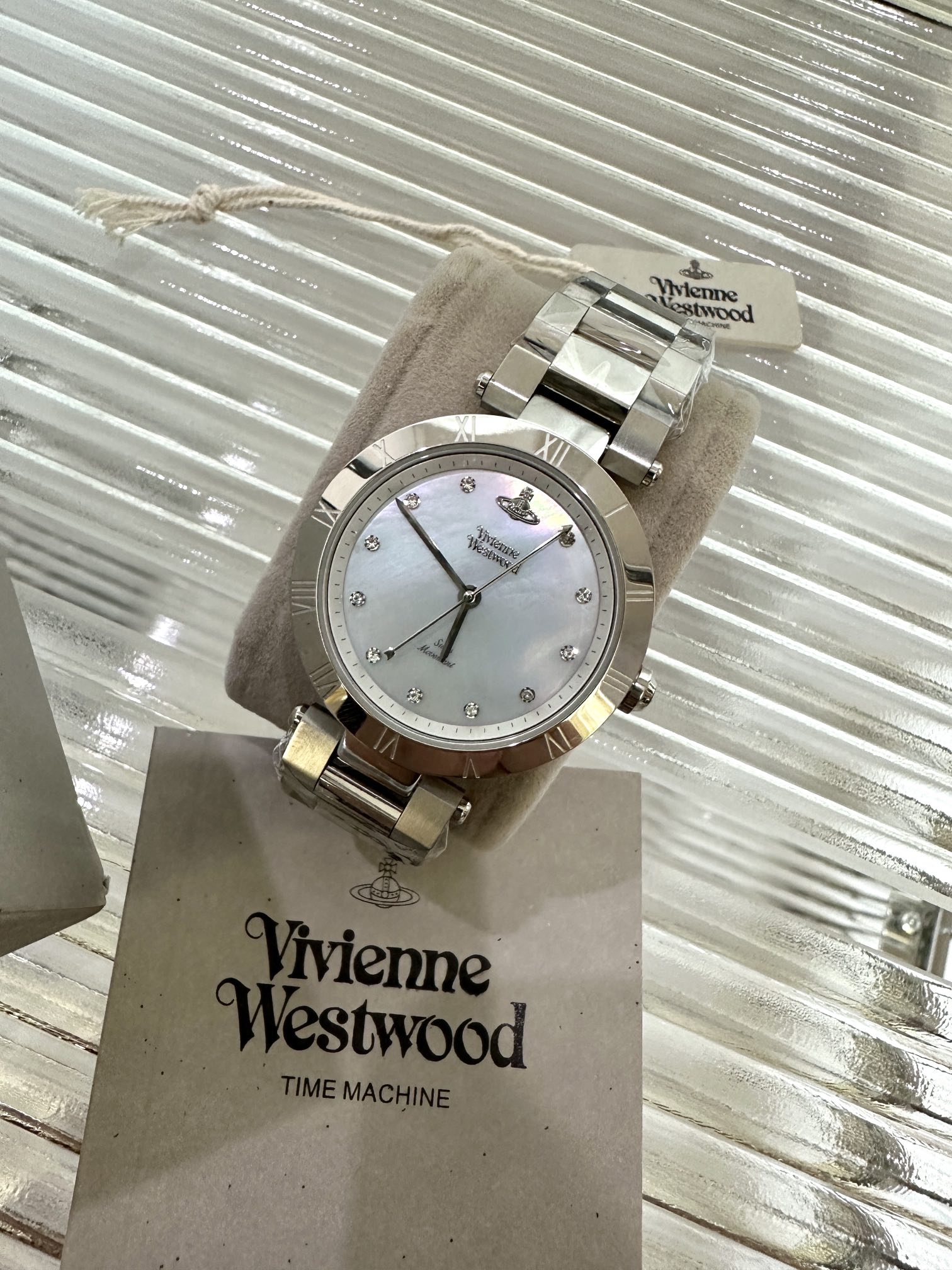 NO:157428,Vivienne Westwood Blue Fritillaria Watch is super summery, with a light blue Fritillaria face with a little lilac tone under the light, and a pearlescent Fritillaria luster. The silver steel strip and light blue Fritillaria face are just right.,19860909Vivienne Westwood 薇薇安西太后蓝贝母手表 超有夏天气息,浅蓝色的贝母面在光的照射下有点淡紫色的调调,还有珠光贝母的光泽. 银色的钢带配上浅蓝色的贝面,一切都刚刚好.,,Watch