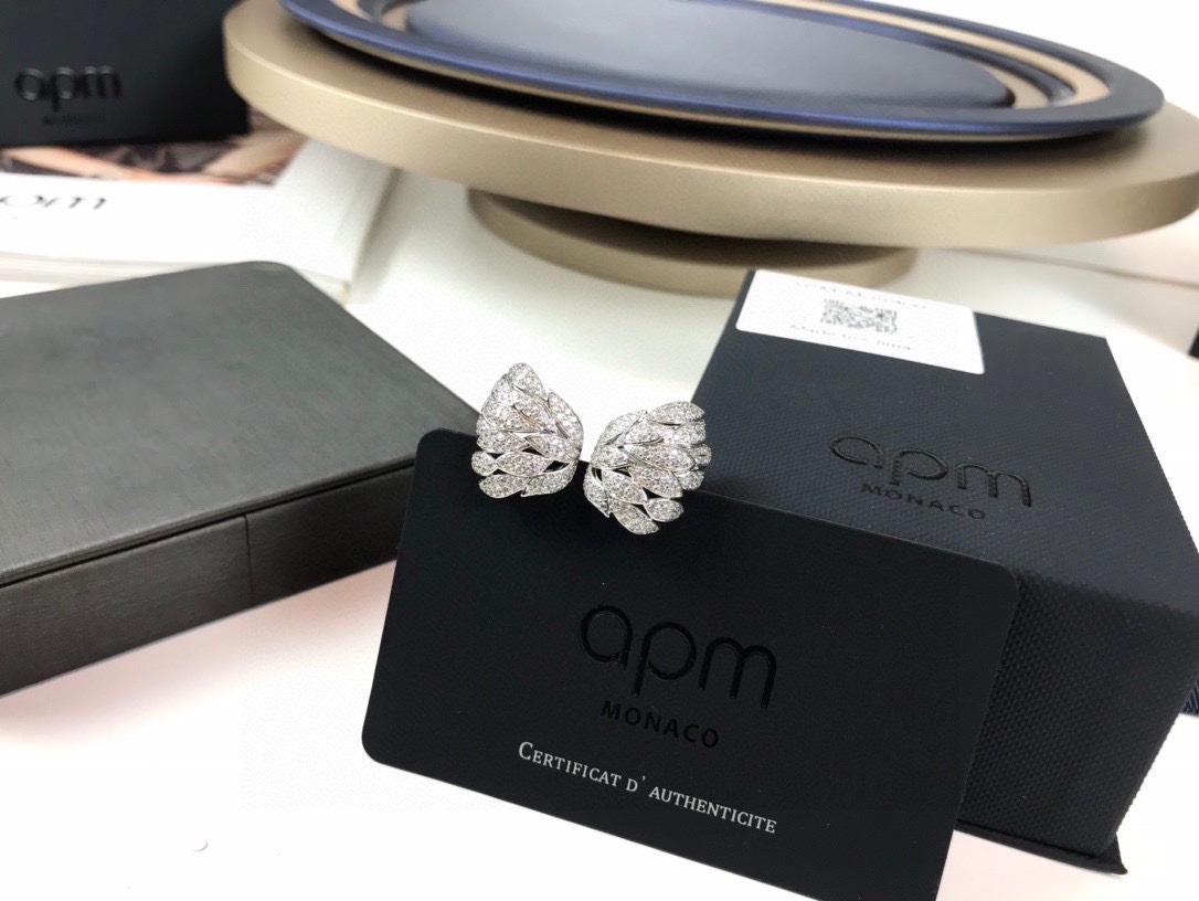 APm monaco 环绕叶形耳钉！复刻自然之美，捕抓梦幻的曼妙时尚，棕桐叶交错相织，定格摇曳间的唯美姿