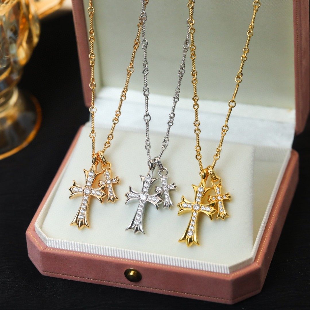 Chrome Hearts Chrome Hearts 克罗心饰品人气单品，基本元素均采用鸢尾花及十字花，单只佩戴搭配个性十足～