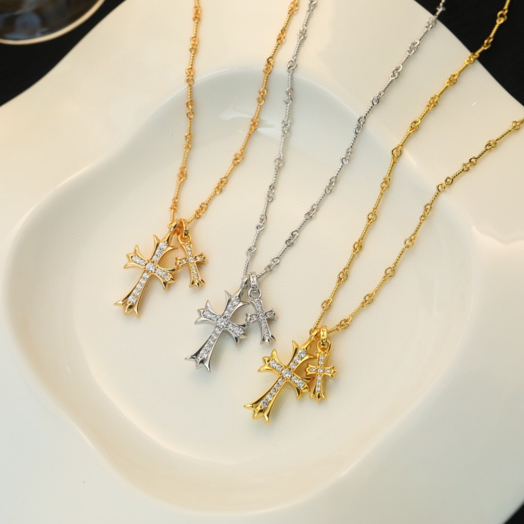 Chrome Hearts Chrome Hearts 克罗心饰品人气单品，基本元素均采用鸢尾花及十字花，单只佩戴搭配个性十足～