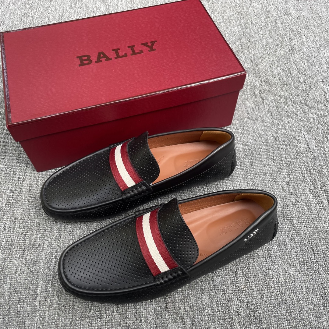 NO:274301,BALLY/Bali’s new hot PAIPEL men’s shoes!  Leading counter, unique brand logo design, fashionable and versatile, cowhide surface with digital breathable punch, leather feels super comfortable, front trim stripe strap details, original fragrance rubber grip wear-resistant bottom, with original packaging box!  Size 39/40/41/42/43 Standard leather shoe size Article number,,bally,cowhide19860909BALLY/巴利新爆款PAIPEL一脚蹬男鞋 ！ 领先专柜 独特的品牌标志设计 时尚百搭 牛皮面采用数码透气冲孔 皮质手感超级舒服 正面饰stripe搭扣支带细节 原厂香味橡胶抓地耐磨大底 配原版包装盒 ！ 尺码39/40/41/42/43 标准皮鞋码 货号,,bally,cowhide,Men's shoes