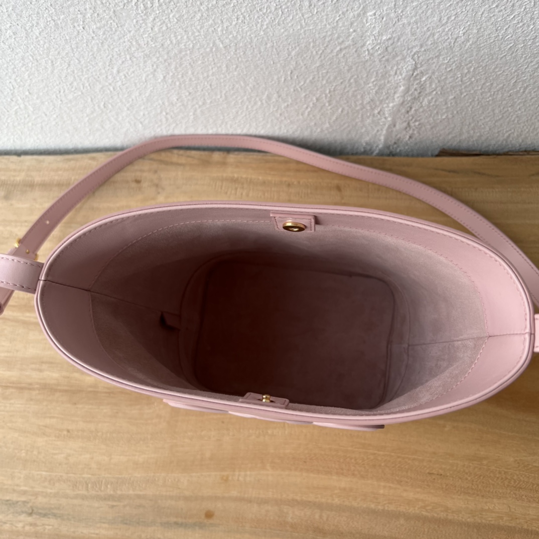 C家新作 CUIR水桶バッグ - 軽量牛皮・調節可能な肩 strap