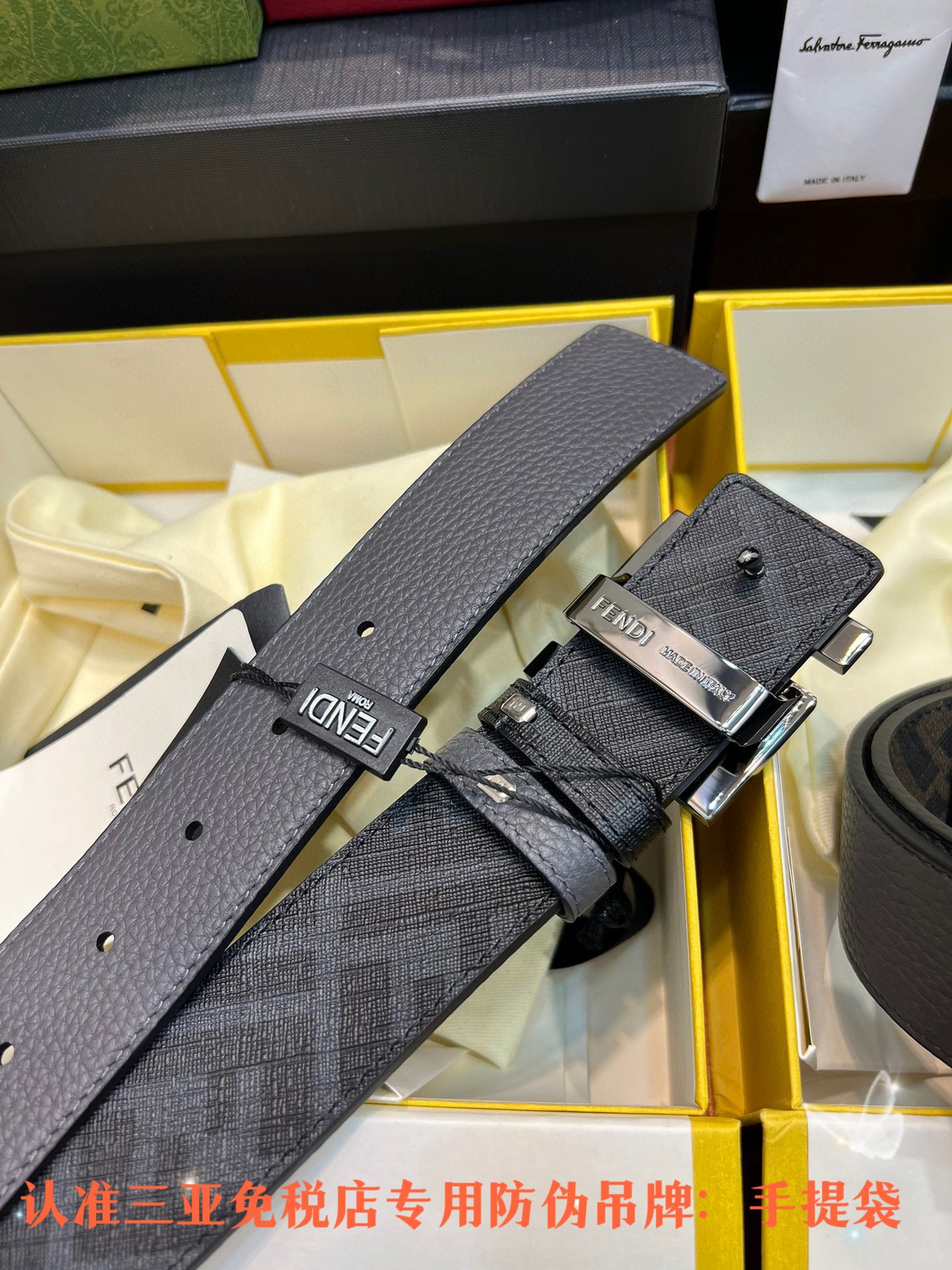 Fendi 发货 同步礼盒 fendi宽版 4.0宽度男士 皮带 芬迪面料搭配荔枝纹双面可用 双色五金扣精品五金挂扣