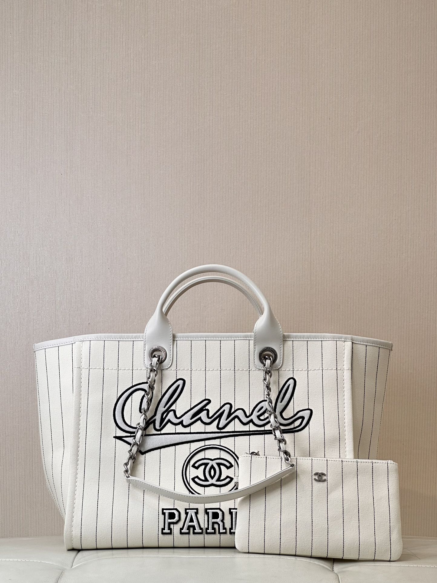 CHANEL Early Spring New Canvas Beach Bag Soft Canvas Imported Calfskin Handles Contrast Color Shoulder Strap Chain