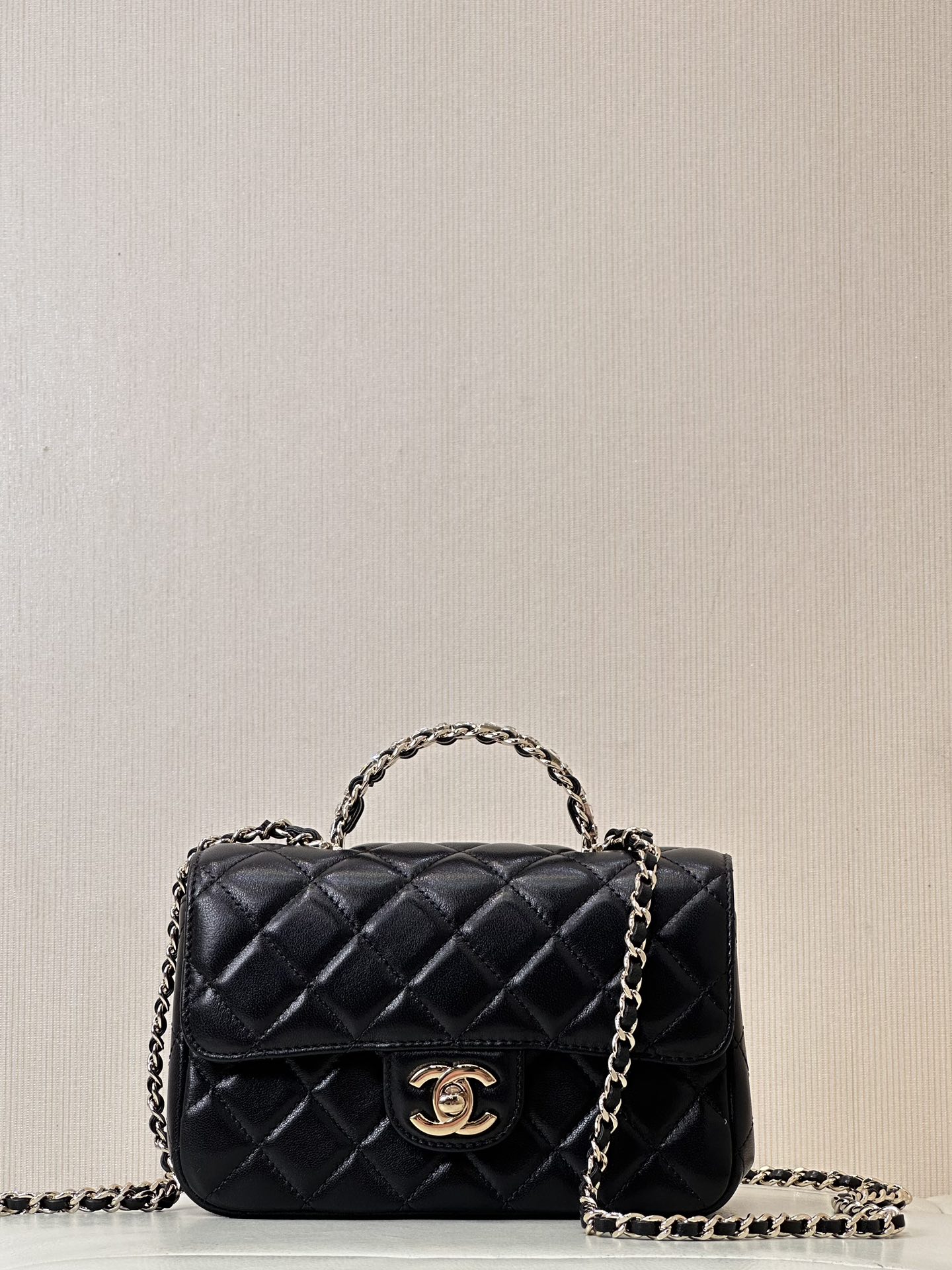 CHANEL シャネル ミニミニバッグ ワイドハンドル キルティングチェーン 金具ロゴ 上品で可愛い 人気モデル 旧ルート-最高品質