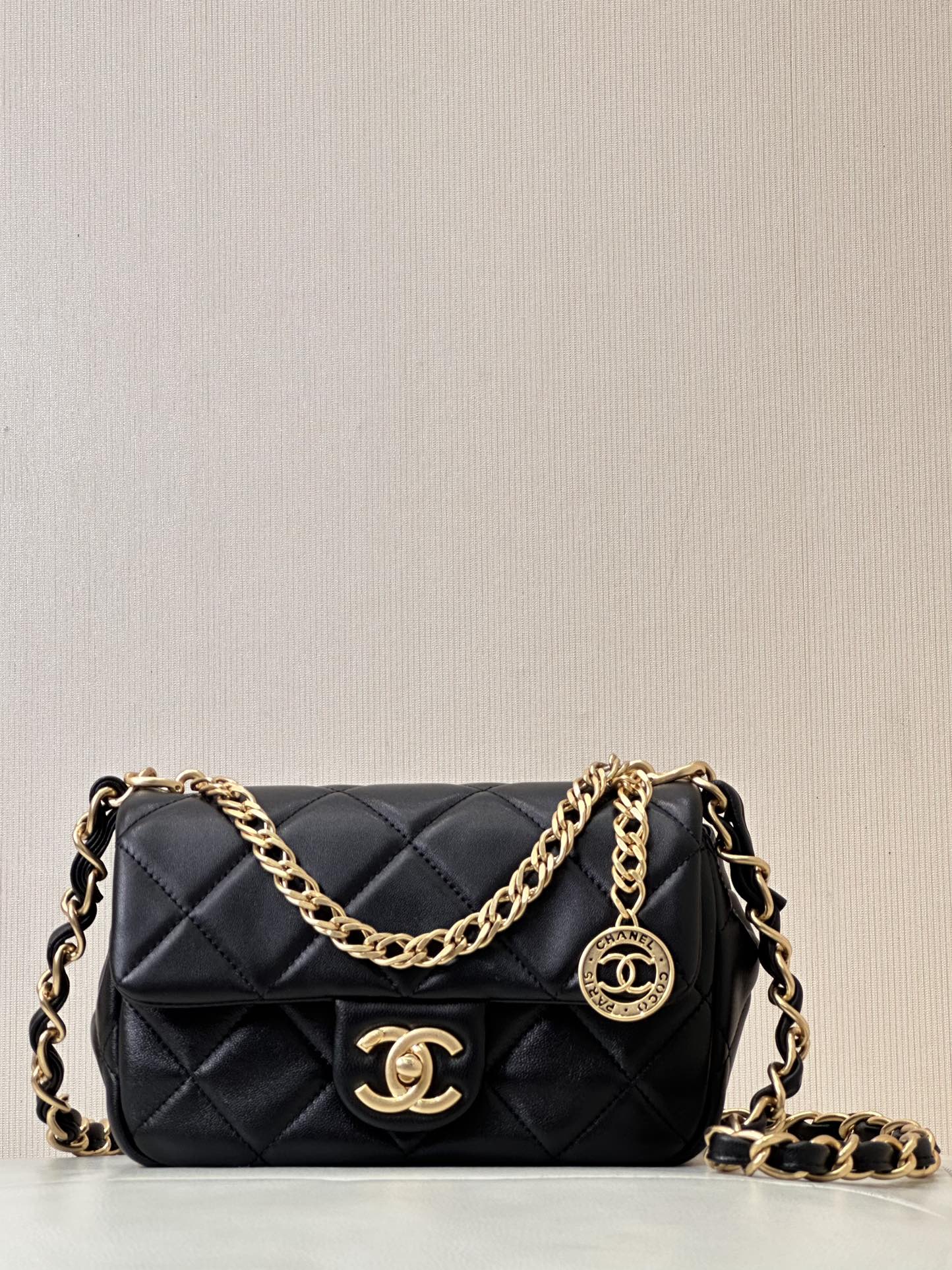 CHANEL 금화 장식 플랩백 순수 메탈 체인 꼬임 가죽 스트랩 양가죽 숄더 크로스바디 핸드백 빈티지 캐주얼 - 최상급 품질