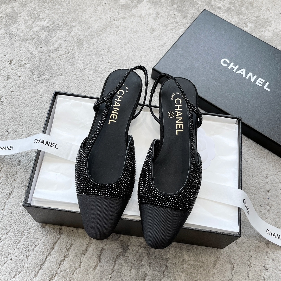 NO:245220,The most beautiful rhinestone sandals on the CHANEL 23C show are all over the sky. Here comes the top counter level - ──────────────────────────────────────────────────────────────────────────────────────────────────────────────────────────────────────────────────────────────�19860909CHANEL 23C秀场最美水钻凉鞋满天星 来了 顶级专柜级- ───── ───── 简单优雅的计设理念诠释了而简美 春季夏主打款、 原定版制水钻拼接进口绸缎 客供定制进口奥钻(非市场通用)精心排钻按照复制 形体、线条、舒适度 精心调试 上乘之作 面料:采用口进混种羊拼接闪亮水钻进口绸缎 内里:原版定制透染羊皮 大底:原版定制意大利进口透染真皮大底 :-（34、40、41、42、43定做）,凉鞋,chanel,sandals,sheepskin,silk fabric,Leather soles,Women's Shoes