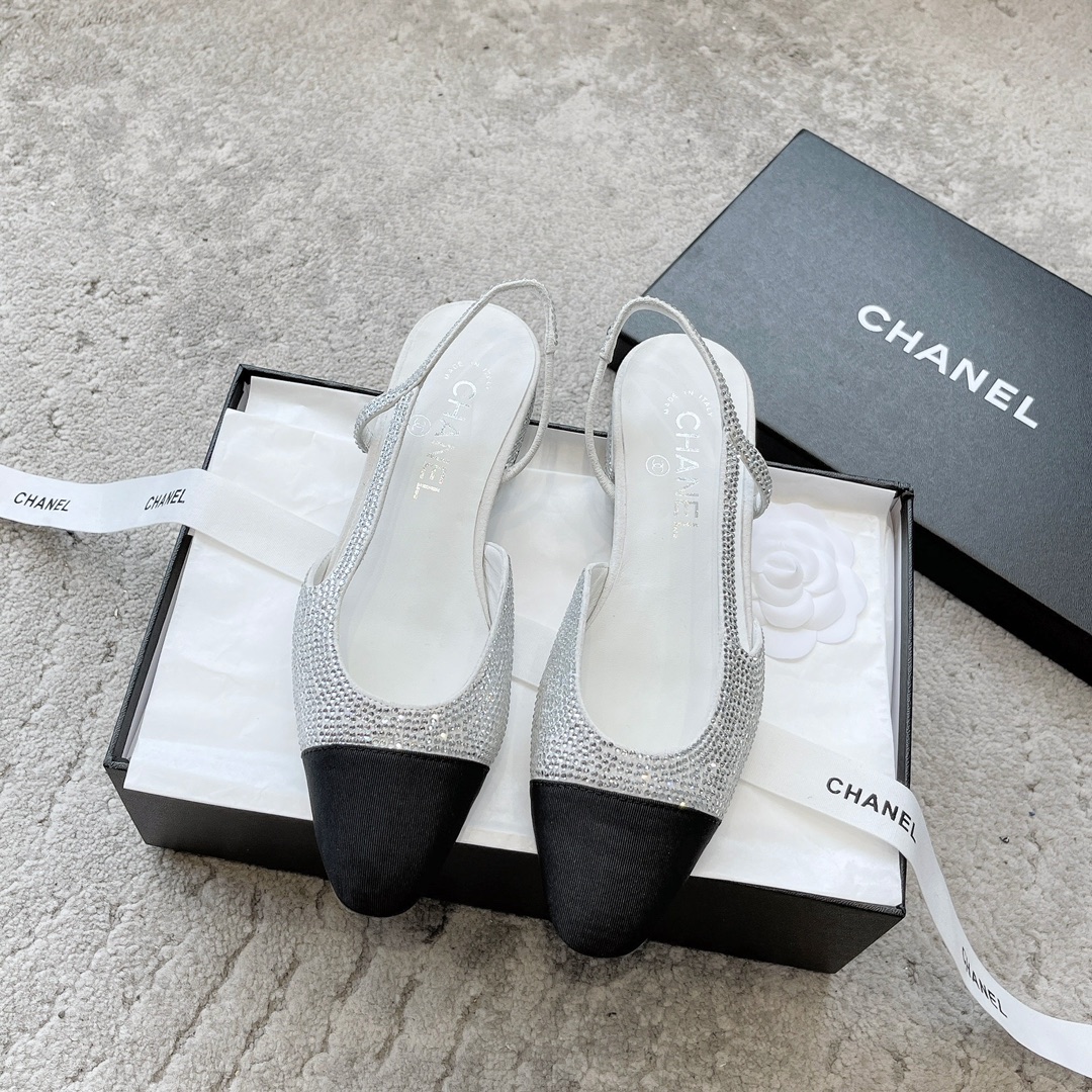 NO:245232,The most beautiful rhinestone sandals on the CHANEL 23C show are all over the sky. Here comes the top counter level - ──────────────────────────────────────────────────────────────────────────────────────────────────────────────────────────────────────────────────────────────�19860909CHANEL 23C秀场最美水钻凉鞋满天星 来了 顶级专柜级- ───── ───── 简单优雅的计设理念诠释了而简美 春季夏主打款、 原定版制水钻拼接进口绸缎 客供定制进口奥钻(非市场通用)精心排钻按照复制 形体、线条、舒适度 精心调试 上乘之作 面料:采用口进混种羊拼接闪亮水钻进口绸缎 内里:原版定制透染羊皮 大底:原版定制意大利进口透染真皮大底 :-（34、40、41、42、43定做）,凉鞋,chanel,sandals,sheepskin,silk fabric,Leather soles,Women's Shoes