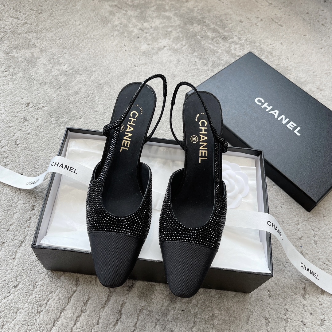 NO:245191,The most beautiful rhinestone sandals on the CHANEL 23C show are all over the sky. Here comes the top counter level - ──────────────────────────────────────────────────────────────────────────────────────────────────────────────────────────────────────────────────────────────�19860909CHANEL 23C秀场最美水钻凉鞋满天星 来了 顶级专柜级- ───── ───── 简单优雅的计设理念诠释了而简美 春季夏主打款、 原定版制水钻拼接进口绸缎 客供定制进口奥钻(非市场通用)精心排钻按照复制 形体、线条、舒适度 精心调试 上乘之作 面料:采用口进混种羊拼接闪亮水钻进口绸缎 内里:原版定制透染羊皮 大底:原版定制意大利进口透染真皮大底 :-（34、40、41、42、43定做）,凉鞋,chanel,sandals,sheepskin,silk fabric,Leather soles,Women's Shoes