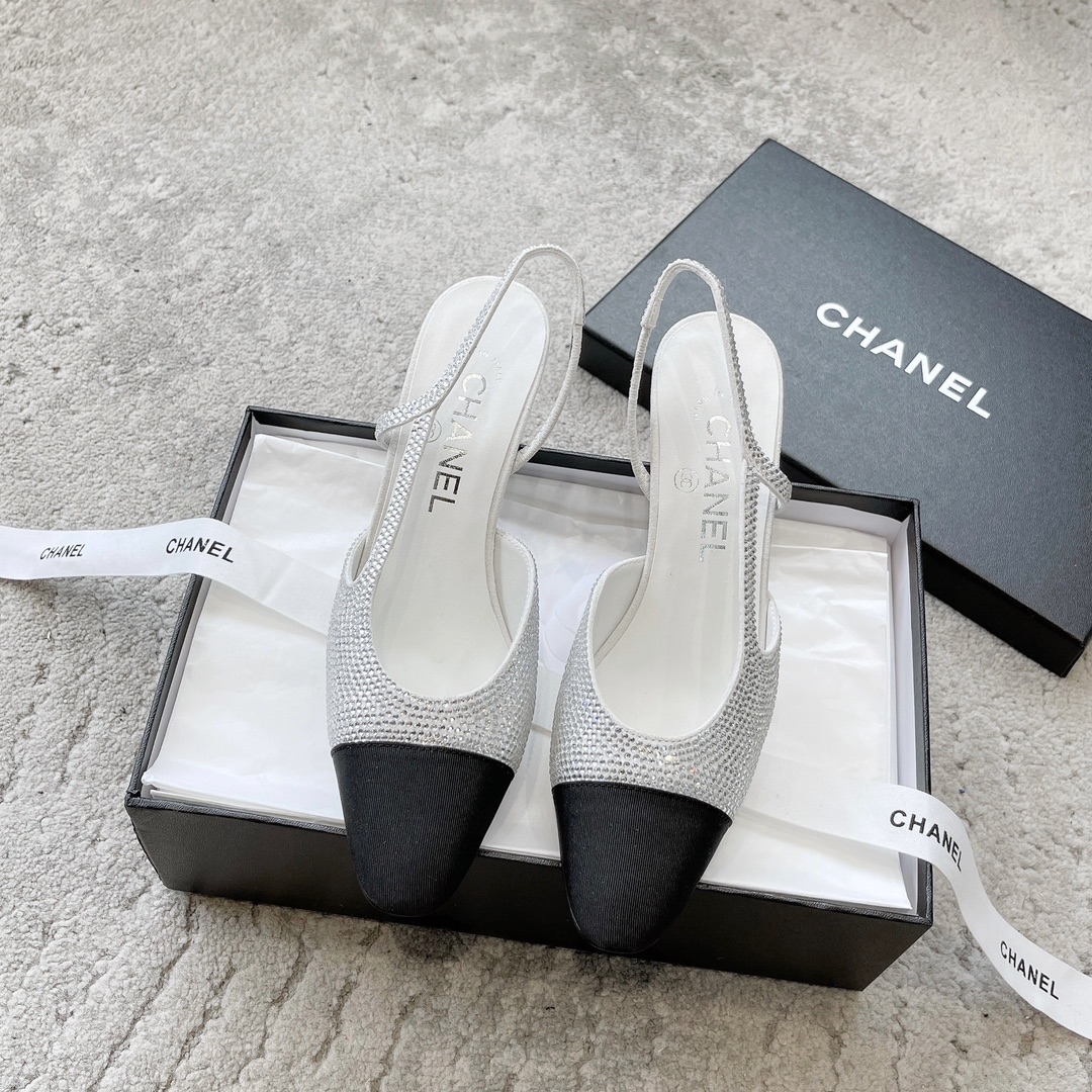 NO:245201,The most beautiful rhinestone sandals on the CHANEL 23C show are all over the sky. Here comes the top counter level - ──────────────────────────────────────────────────────────────────────────────────────────────────────────────────────────────────────────────────────────────�19860909CHANEL 23C秀场最美水钻凉鞋满天星 来了 顶级专柜级- ───── ───── 简单优雅的计设理念诠释了而简美 春季夏主打款、 原定版制水钻拼接进口绸缎 客供定制进口奥钻(非市场通用)精心排钻按照复制 形体、线条、舒适度 精心调试 上乘之作 面料:采用口进混种羊拼接闪亮水钻进口绸缎 内里:原版定制透染羊皮 大底:原版定制意大利进口透染真皮大底 :-（34、40、41、42、43定做）,凉鞋,chanel,sandals,sheepskin,silk fabric,Leather soles,Women's Shoes
