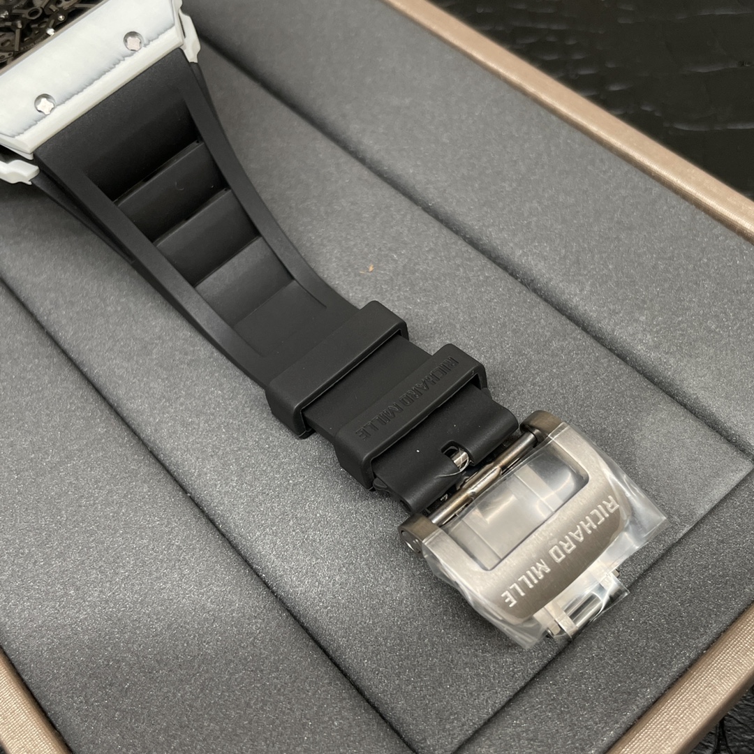 Richard Mille Sonic理查德米勒RM35-01碳纤维系列全面升级白宝石避震器，白色碳纤维白色带