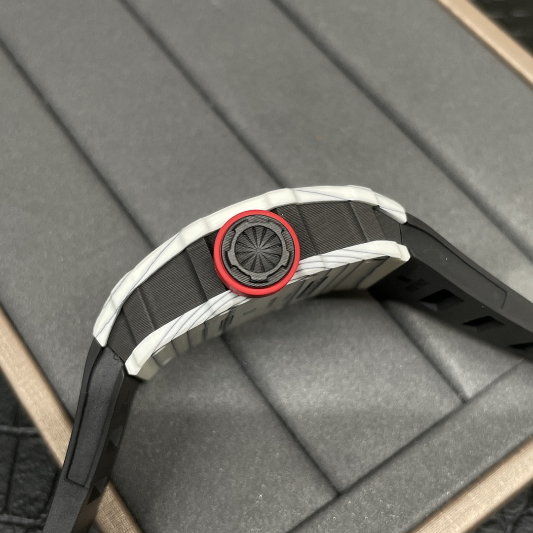 Richard Mille Sonic理查德米勒RM35-01碳纤维系列全面升级白宝石避震器，白色碳纤维白色带