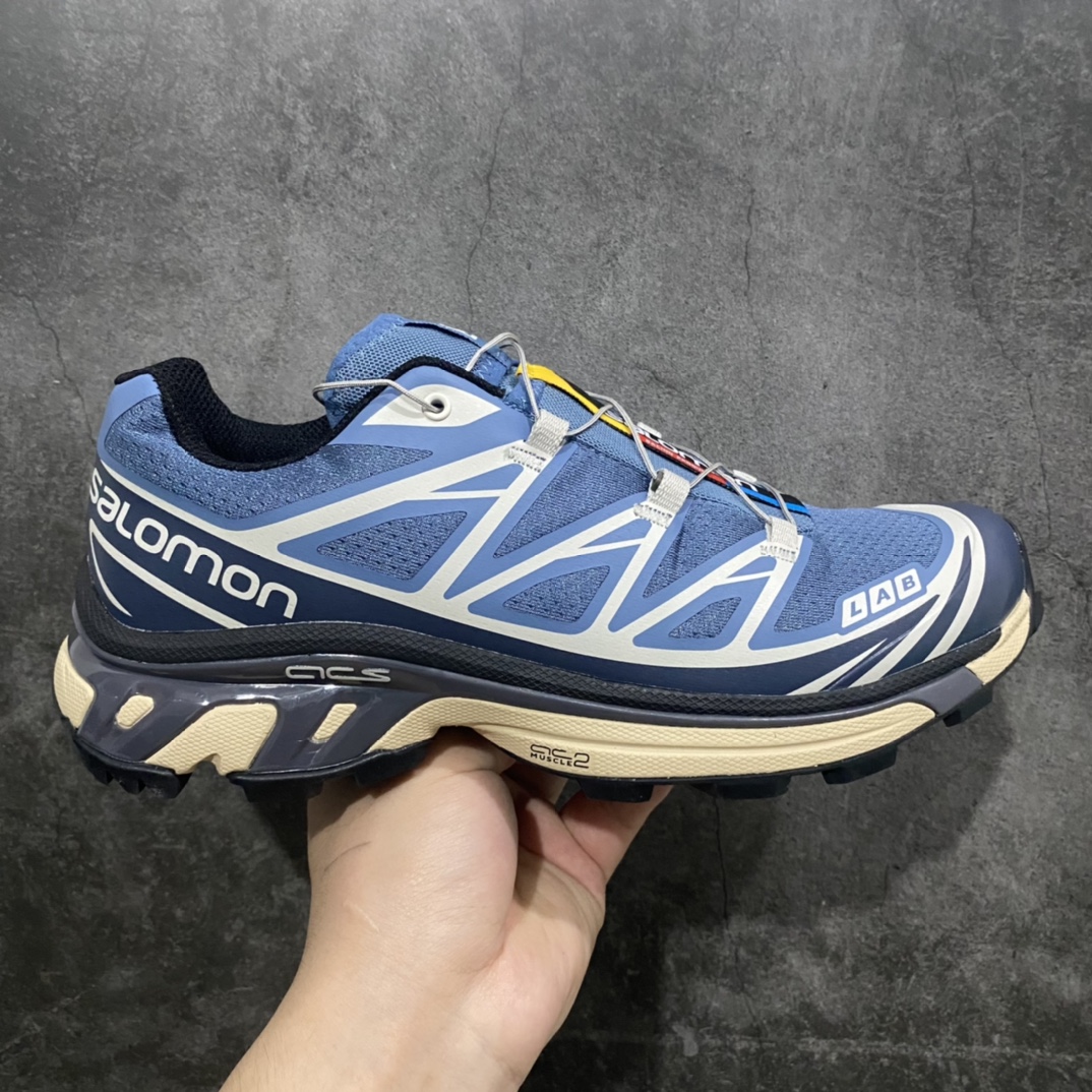 【绿x版】 Salomon XT-6萨洛蒙复古潮流户外机能登山跑鞋 风尚千蓝n纯原外贸平台特供订单耗时半年巨作 全套原纸板楦头开发原厂特供网布配套加持 确保原汁原味n完美呈现版型 原档数据独家私模五层组合大底男女鞋同步官方开发至46.5原装Ortholite轻量化鞋垫 中底布带钢印编号原厂TPU锁扣 进口港宝加持后跟自然饱满 还原公司包裹性鞋面以“锯齿”状的包裹系统呈现在基色底之下加入了各种色点缀将公司的最新技术和时尚前卫的造型融入耐用的长跑款式中鞋面由 TPU 薄膜制成 并焊接在高耐磨网眼上 使其既时尚又坚固 由 ACS底盘支撑 可增强稳定性和支撑力 以及由橡胶凸耳 Contragrip外底覆盖的 EVA 缓冲中底 旨在应对崎岖的地形 鞋舌上的彩色Salomon 标签、Quicklace 系统以及鞋头、鞋舌和鞋跟上的附加品牌使细节更加完美 让穿着者可以轻松驾驭户外与通勤下的任何运动生活场景 无缝鞋身户外随意纵横 颜值与脚感兼备 出街通勤 绝对非常吸睛 你值得拥有 尺码：36 36.5 37.5 38 38.5 39 40 40.5 41 42 42.5 43 44 44.5 45 46 46.5 注意：偏小1码-莆田鞋批发中心