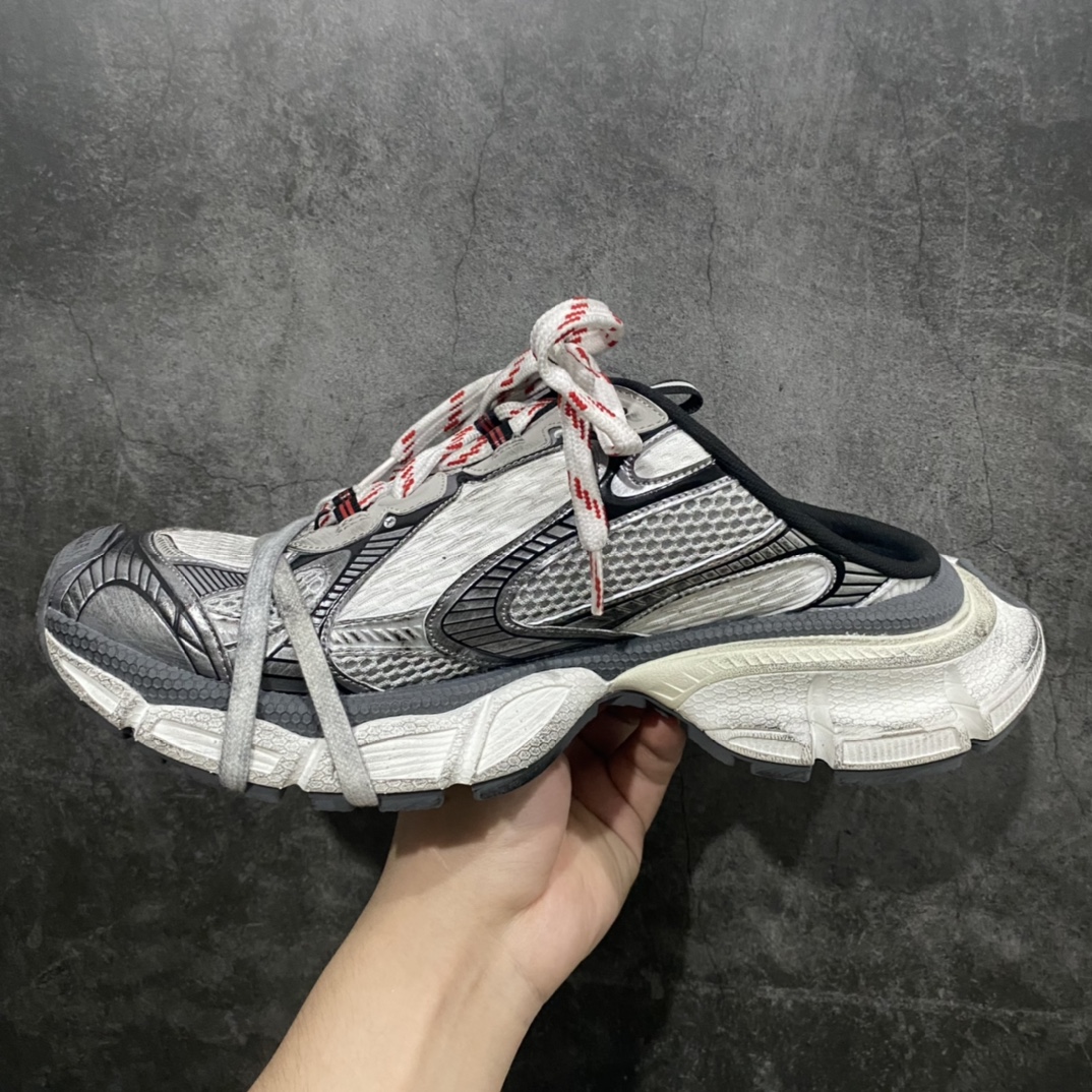 图片[2]-【XA版本】BALENCIAGA 3XL Sneakers巴黎世家十代网布系带低帮走秀复古老爹鞋半拖 灰银色 全套原纸板楦头开发 最原汁原味的灵魂版型全鞋荧光划线卡点 胶水把控整洁度追求极致完美每一双都是工艺品 多重QC质检 超越公司货的品控标准实实在在的免检产品 原盒原配 正确字体电绣 粗细、位置、大小正确 侧边TPU 透气孔匹配意产原版 正确分离大底 TPU软底 原版一致大底LOGO 立体感十足 原厂皮料水洗做旧 采购原厂网纱 不含皮革 网布材料和聚氨酯 磨损效果 鞋头边缘和后帮 Balenciaga 徽标 鞋面和后跟凸印尺码 鞋舌 3XL 橡胶品牌标识和反光细节 鞋帮拉袢和鞋舌拉祥 配反光细节 备用鞋带在鞋履前侧 可在穿着前取下 便于不同造型搭配 偏大一码 尺码：35 36 37 38 39 40 41 42 43 44 45 46-莆田鞋批发中心