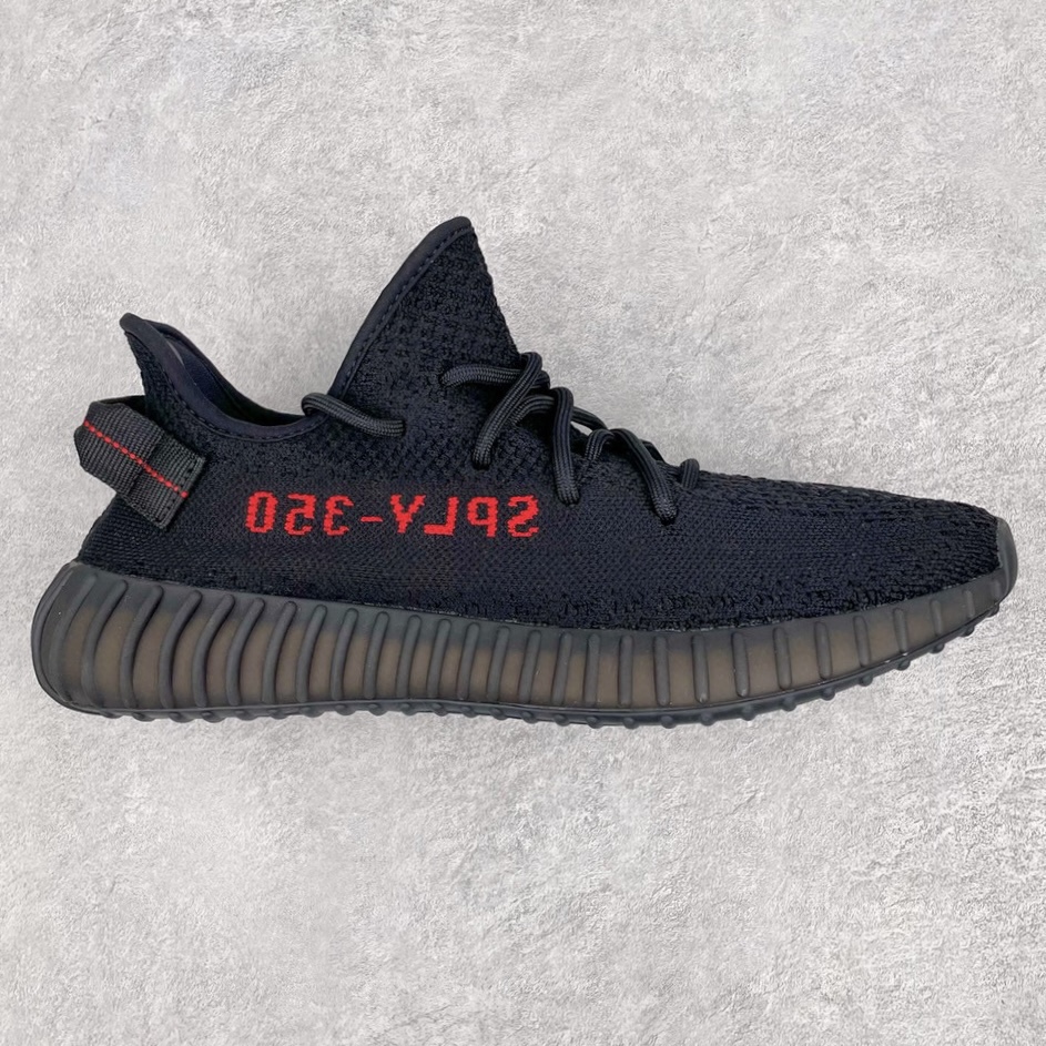 💰200 ＃K版纯原 巴斯夫福利‼Yeezy Boost 350 V2 黑红文字 货号：CP9652 市面中端最王炸版本 lw同源配套打造 全套原楦 原纸版 原鞋开模完美打造 采用辰元飞织鱼丝网原厂面 非进口机台 大底原厂半透明RB巴斯夫满钉大底  原厂东莞百宏3M反光鞋带 质感一致 原厂鑫成新粉原鞋垫 LOGO胶浆印花 钛金针与高士马克线针车精工打造 一切遵循原厂指令单采购同源原材 采购全套原厂进口材料 原纸版 原楦头 一切同源公司 大几率过验 混卖无压力‼️SIZE：36 36.5 37 38 38.5 39 40 40.5 41 42 42.5 43 44 44.5 45 46 47 编码：Mby2936070-运动鞋