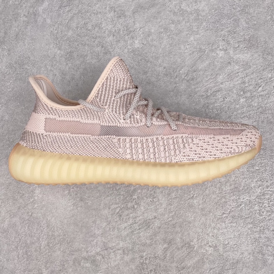 💰200 ＃K版纯原 巴斯夫福利‼Yeezy Boost 350 V2 银粉满天星 货号：FV5666 市面中端最王炸版本 lw同源配套打造 全套原楦 原纸版 原鞋开模完美打造 采用辰元飞织鱼丝网原厂面 非进口机台 大底原厂半透明RB巴斯夫满钉大底  原厂东莞百宏3M反光鞋带 质感一致 原厂鑫成新粉原鞋垫 LOGO胶浆印花 钛金针与高士马克线针车精工打造 一切遵循原厂指令单采购同源原材 采购全套原厂进口材料 原纸版 原楦头 一切同源公司 大几率过验 混卖无压力‼️SIZE：36 36.5 37 38 38.5 39 40 40.5 41 42 42.5 43 44 44.5 45 46 47 编码：Mby2936070-运动鞋