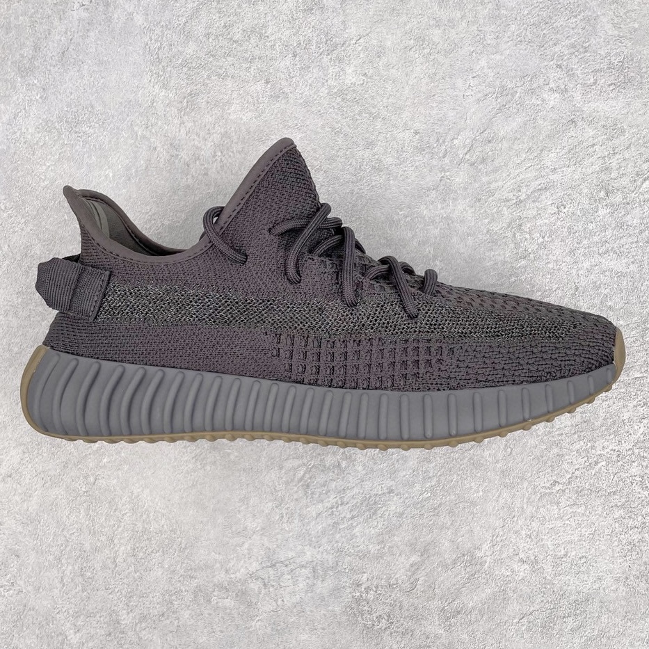 💰200 ＃K版纯原 巴斯夫福利‼Yeezy Boost 350 V2 黑生胶满天星 货号：FY4176 市面中端最王炸版本 lw同源配套打造 全套原楦 原纸版 原鞋开模完美打造 采用辰元飞织鱼丝网原厂面 非进口机台 大底原厂半透明RB巴斯夫满钉大底  原厂东莞百宏3M反光鞋带 质感一致 原厂鑫成新粉原鞋垫 LOGO胶浆印花 钛金针与高士马克线针车精工打造 一切遵循原厂指令单采购同源原材 采购全套原厂进口材料 原纸版 原楦头 一切同源公司 大几率过验 混卖无压力‼️SIZE：36 36.5 37 38 38.5 39 40 40.5 41 42 42.5 43 44 44.5 45 46 47 编码：Mby2936070-运动鞋