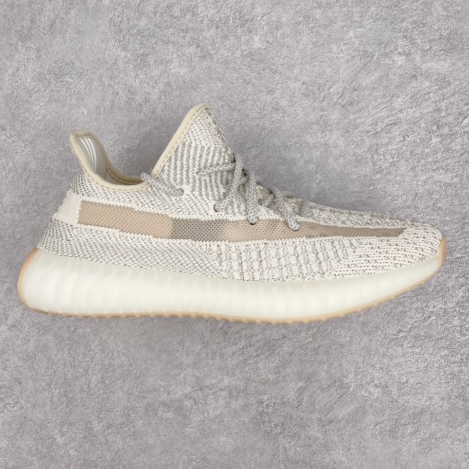 💰200 ＃K版纯原 巴斯夫福利‼Yeezy Boost 350 V2 芝麻满天星 货号：FV3254 市面中端最王炸版本 lw同源配套打造 全套原楦 原纸版 原鞋开模完美打造 采用辰元飞织鱼丝网原厂面 非进口机台 大底原厂半透明RB巴斯夫满钉大底  原厂东莞百宏3M反光鞋带 质感一致 原厂鑫成新粉原鞋垫 LOGO胶浆印花 钛金针与高士马克线针车精工打造 一切遵循原厂指令单采购同源原材 采购全套原厂进口材料 原纸版 原楦头 一切同源公司 大几率过验 混卖无压力‼️SIZE：36 36.5 37 38 38.5 39 40 40.5 41 42 42.5 43 44 44.5 45 46 47 编码：Mby2936070-运动鞋