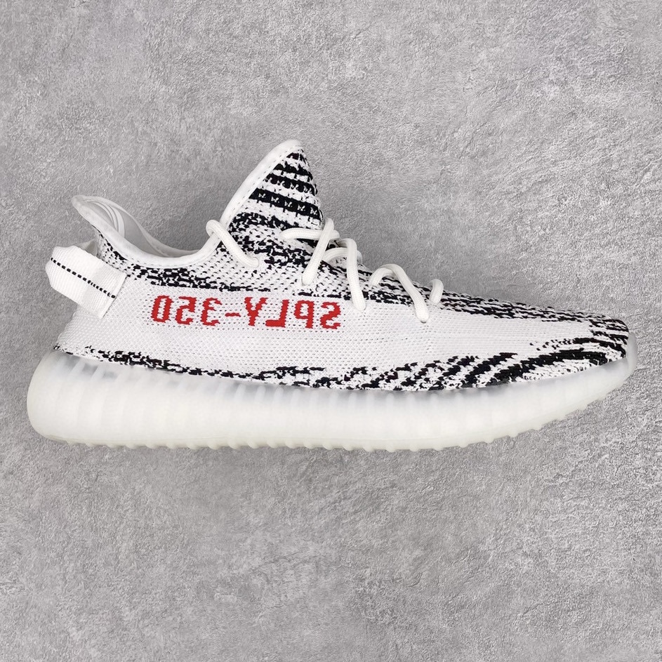 💰200 ＃K版纯原 巴斯夫福利‼Yeezy Boost 350 V2 白斑马 货号：CP9654 市面中端最王炸版本 lw同源配套打造 全套原楦 原纸版 原鞋开模完美打造 采用辰元飞织鱼丝网原厂面 非进口机台 大底原厂半透明RB巴斯夫满钉大底  原厂东莞百宏3M反光鞋带 质感一致 原厂鑫成新粉原鞋垫 LOGO胶浆印花 钛金针与高士马克线针车精工打造 一切遵循原厂指令单采购同源原材 采购全套原厂进口材料 原纸版 原楦头 一切同源公司 大几率过验 混卖无压力‼️SIZE：36 36.5 37 38 38.5 39 40 40.5 41 42 42.5 43 44 44.5 45 46 47 编码：by2936070-运动鞋