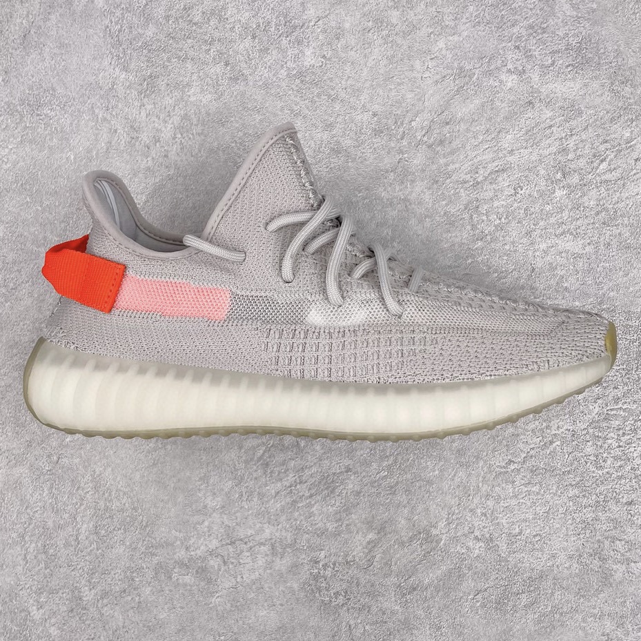 💰200 ＃K版纯原 巴斯夫福利‼Yeezy Boost 350 V2 尾灯灰橘 货号：FX9017 市面中端最王炸版本 lw同源配套打造 全套原楦 原纸版 原鞋开模完美打造 采用辰元飞织鱼丝网原厂面 非进口机台 大底原厂半透明RB巴斯夫满钉大底  原厂东莞百宏3M反光鞋带 质感一致 原厂鑫成新粉原鞋垫 LOGO胶浆印花 钛金针与高士马克线针车精工打造 一切遵循原厂指令单采购同源原材 采购全套原厂进口材料 原纸版 原楦头 一切同源公司 大几率过验 混卖无压力‼️SIZE：36 36.5 37 38 38.5 39 40 40.5 41 42 42.5 43 44 44.5 45 46 47 编码：Mby2936070-运动鞋