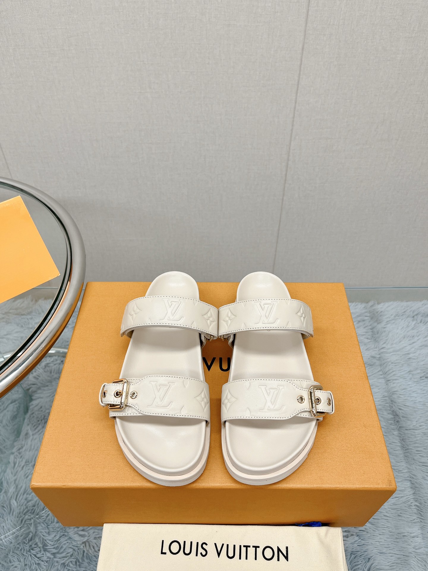 NO:241446,- Top quality loui* vuitte** embossed flat slippers Use cowhide leather to render refreshing colors, extending the bright atmosphere to an anti-slip rubber outsole. One shoelace is adjusted by Velcro, the other is equipped with brand logo inscription buckle. The upper embossed cowhide inner sheepskin sole original rubber outsole. Size 35-39 (40, 41, 42 custom made without return or exchange), slippers, louis vuitton, slippers, cowhide, sheepskin19860909- 顶级品质 loui* vuitte** 压纹平底拖鞋 用牛皮革渲染清爽色彩,将明快氛围延续至防滑橡胶外底.一条鞋带通过魔术贴调节,另一条配有品牌标识铭纹搭扣 鞋面压纹牛皮 内里羊皮 鞋底原版橡胶大底 码数35-39（40、41、42定做不退换）,拖鞋,louis vuitton,slippers,cowhide,sheepskin,Women's Shoes