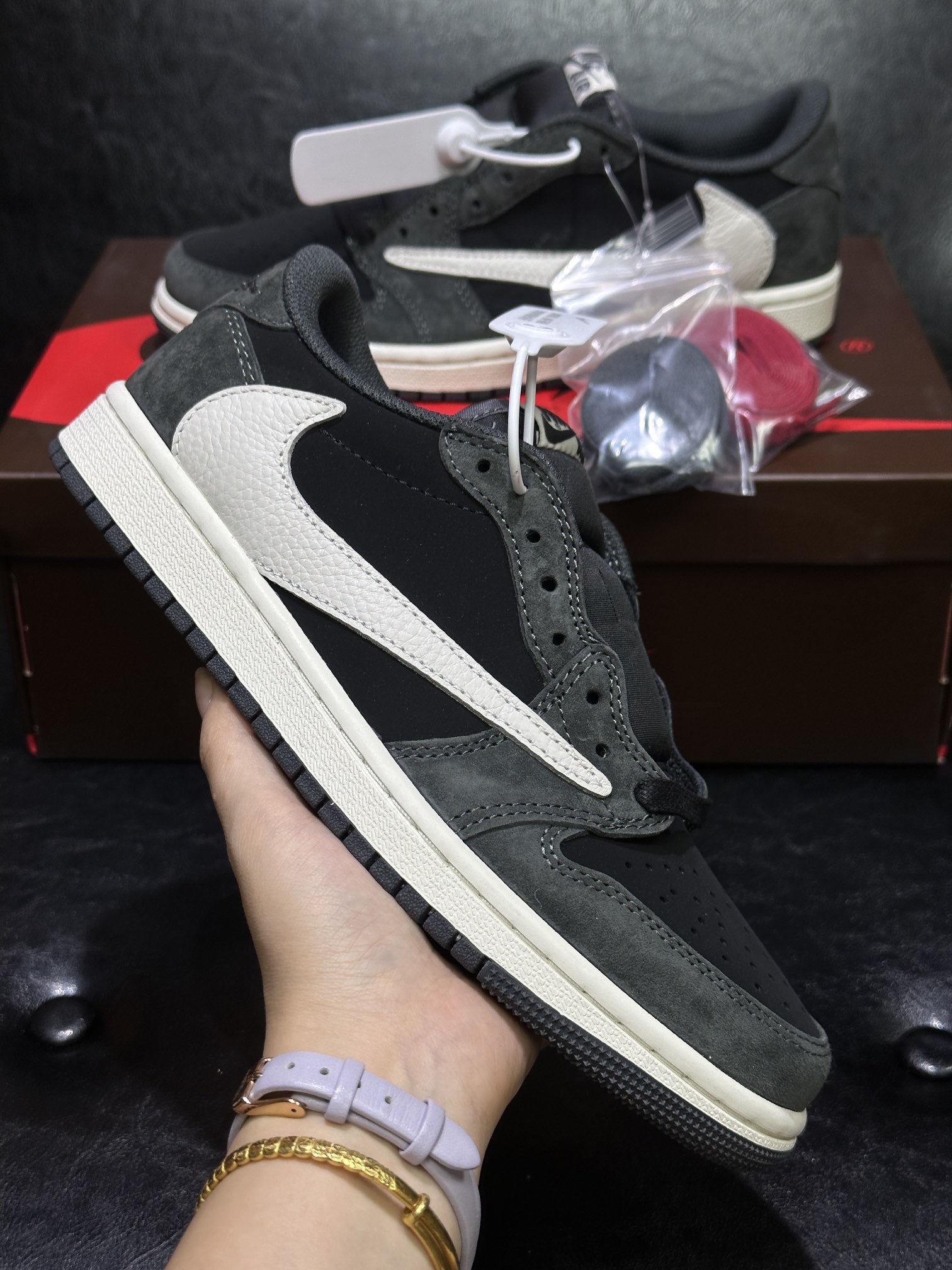 NO:850553,The top pure original version in stock. Pure original Travis Scott x Air Jordan 1 AJ1 Low barb/dark gray low-top Prime Asia original leather. Clear velvet feel, perfect and realistic grimace logo on the heel, perfect shoe shape. Compared with the company's naked shoe-like craftsmanship, the cleanest shoe shape and details are the most powerful version on the market!  size36 36.5 37.5 38 38.5 39 40 40.5 41 42 42.5 43 44 44.5 45 46 47.5,19860909现货顶级纯原版本 纯原Travis Scott x Air Jordan 1 AJ1 Low 倒钩/深灰低帮Prime Asia 原厂皮料 绒感清晰,后跟鬼脸logo完美逼真 ,完美鞋型 对比公司裸鞋般工艺,目前市面清洁度鞋型细节最强性版本！ size36 36.5 37.5 38 38.5 39 40 40.5 41 42 42.5 43 44 44.5 45 46 47.5,,Men's shoes