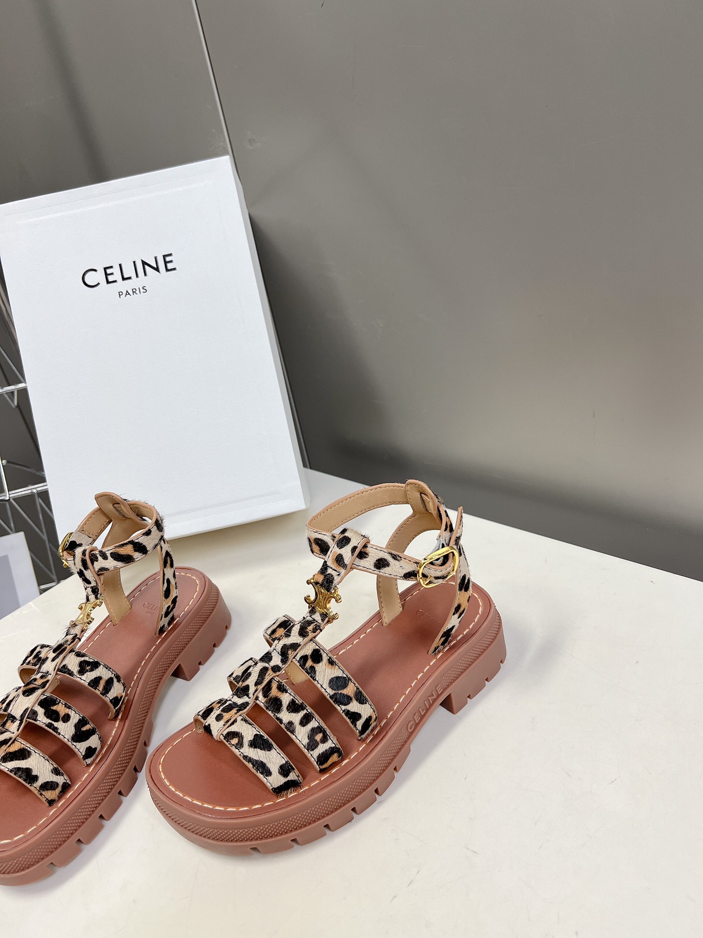 Celine思琳经典春最新爆款沙滩凉鞋夏天搭配袜子简直绝绝子复古的点上带上了满分时髦感颜值原版购入开发依