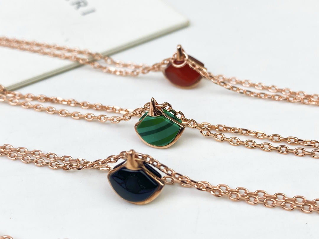 Luxury BVLGARI jewelry collection featuring high-end 18-karat gold items like bracelets and dresses. Price: ¥225. - 图片 5