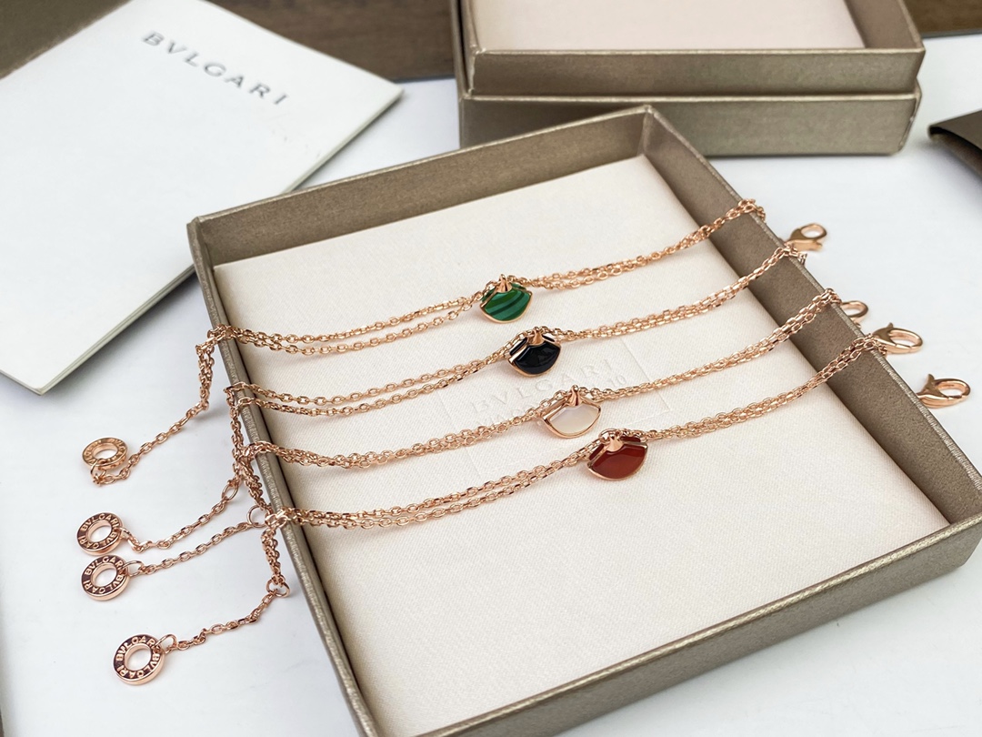 Luxury BVLGARI jewelry collection featuring high-end 18-karat gold items like bracelets and dresses. Price: ¥225. - 图片 4