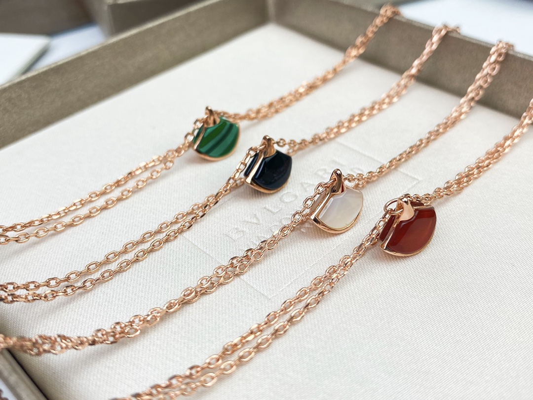 Luxury BVLGARI jewelry collection featuring high-end 18-karat gold items like bracelets and dresses. Price: ¥225. - 图片 1