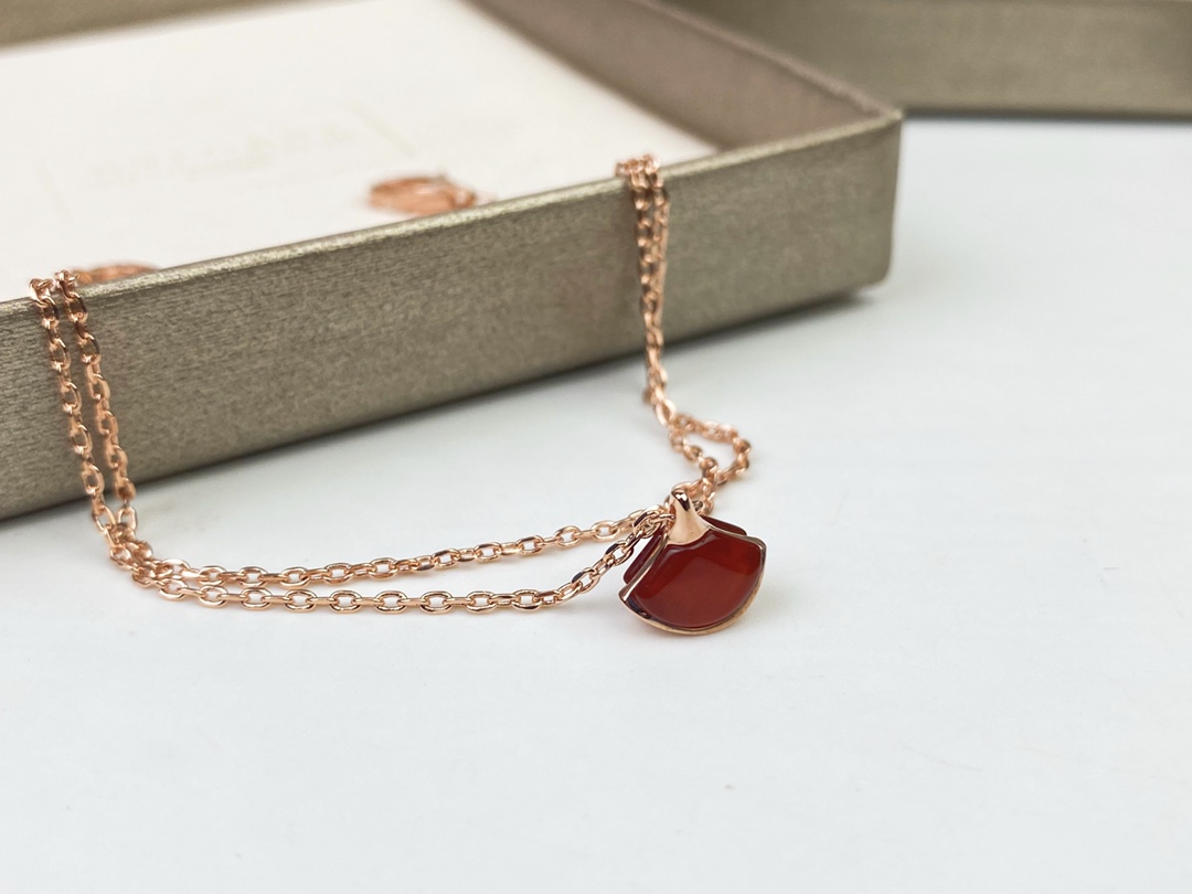Luxury BVLGARI jewelry collection featuring high-end 18-karat gold items like bracelets and dresses. Price: ¥225. - 图片 8