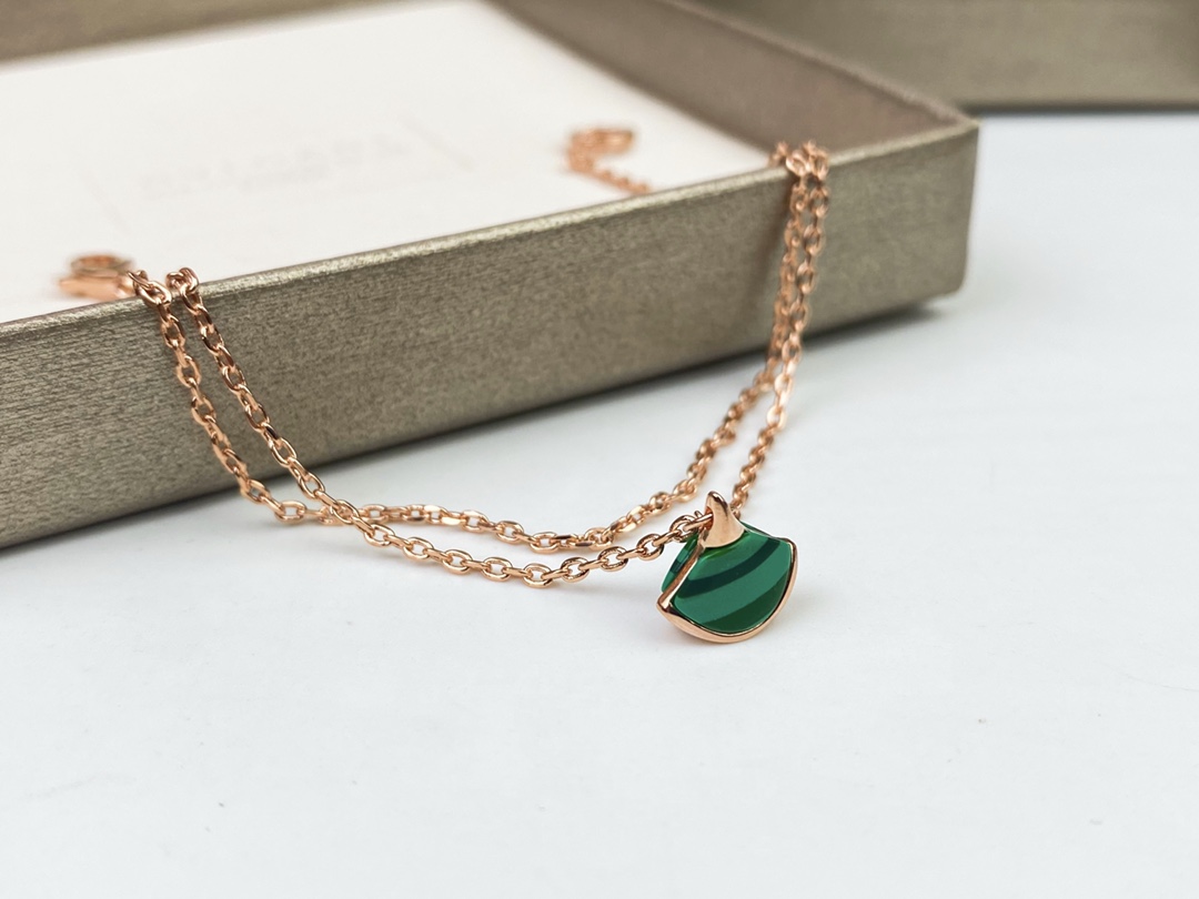 Luxury BVLGARI jewelry collection featuring high-end 18-karat gold items like bracelets and dresses. Price: ¥225. - 图片 9