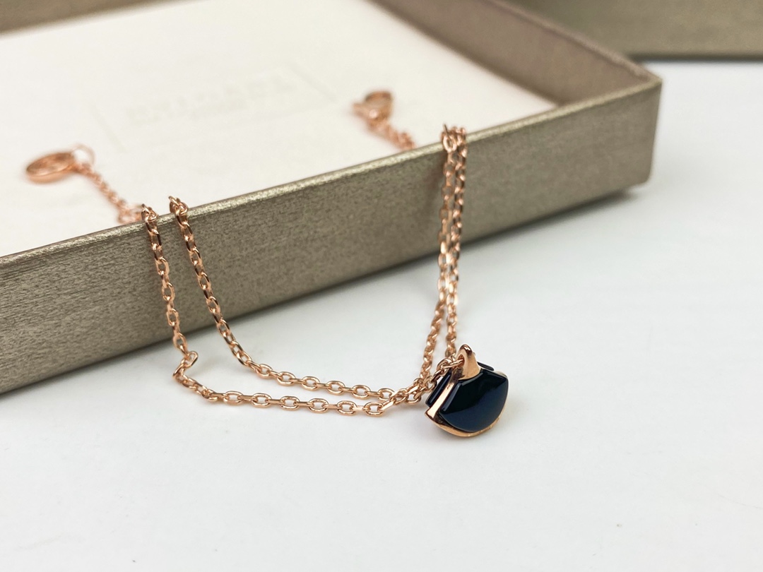 Luxury BVLGARI jewelry collection featuring high-end 18-karat gold items like bracelets and dresses. Price: ¥225. - 图片 7