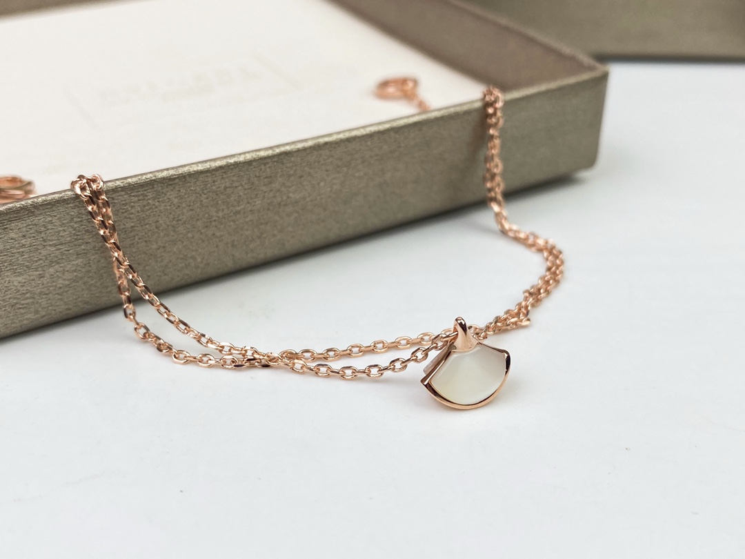 Luxury BVLGARI jewelry collection featuring high-end 18-karat gold items like bracelets and dresses. Price: ¥225. - 图片 6