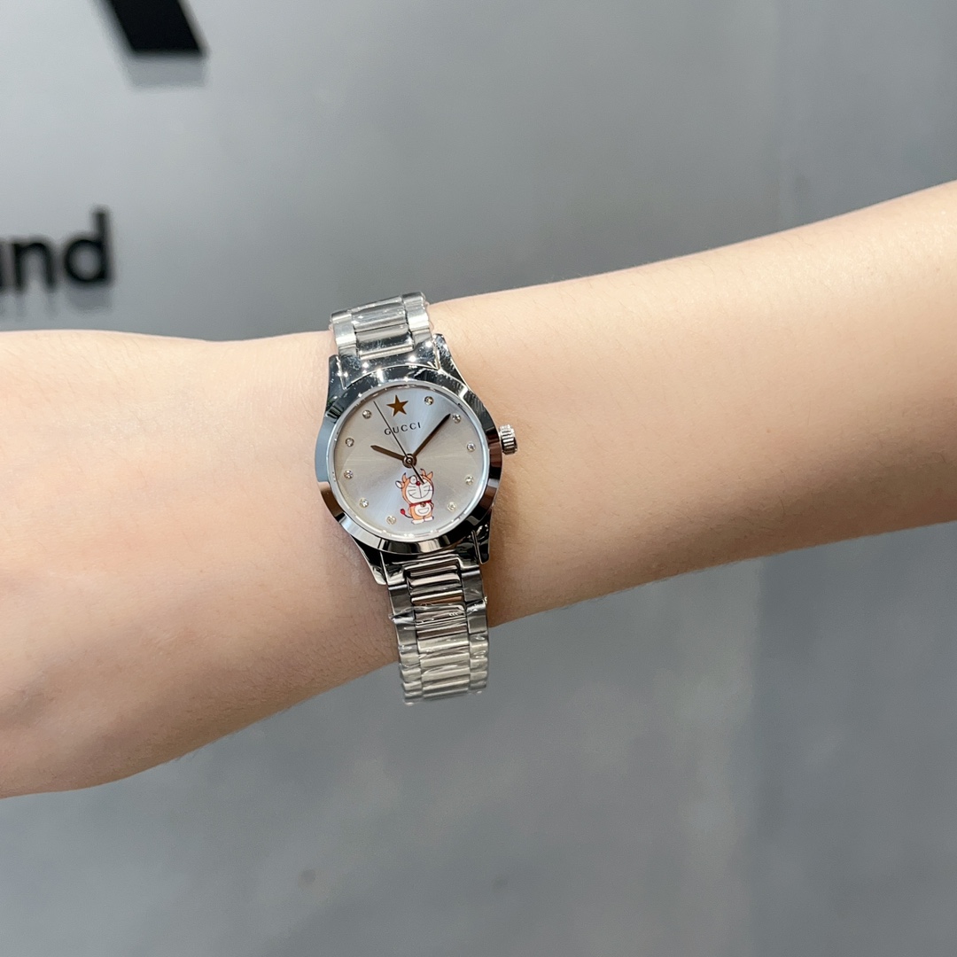 💰350
上手就知道什么是颜值担当😍gucci联名新款多啦A梦  真是可可爱爱[哇]50周年多啦A梦真的太可爱了.少女心爆棚，人手必备蓝胖子[666]，316精钢 蓝宝石镜面，男款38mm女款28mm做工精细😁👫情侣首选！