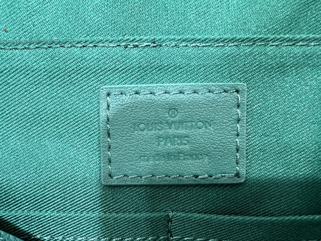 M22505绿色 蓝 灰 全皮男包邮差包系列 Takeoff 邮差包选用舒软柔韧的 LV Aerogram 牛皮革,以金属 LV 字母标注一角 9