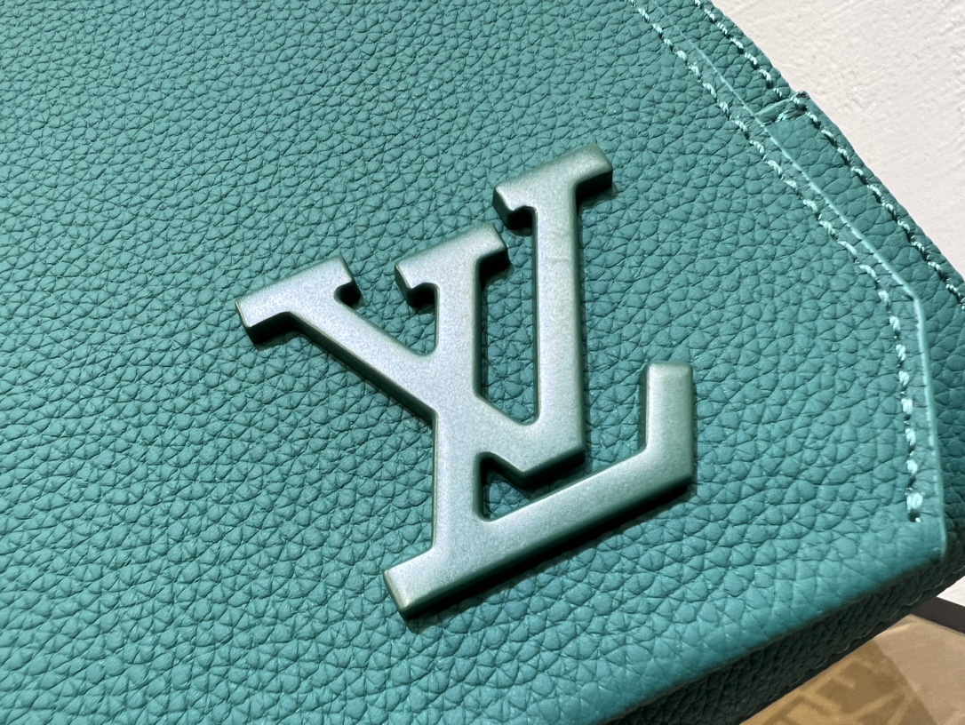 M22505绿色 蓝 灰 全皮男包邮差包系列 Takeoff 邮差包选用舒软柔韧的 LV Aerogram 牛皮革,以金属 LV 字母标注一角 7