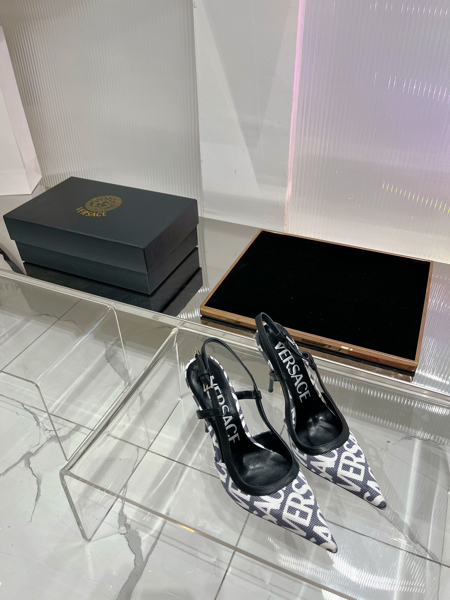 NO:562909,Spring and summer factory store. Different temperament, matched with different you, super fashionable. ★Fabric 3D technology cloth, sheepskin lining, leather outsole, elegant style, creating a different feeling. Heel height 11cm. Counter packaging. Simple temperament style!  Market top show bdetails ————————————⊿size.｜35-40 (40 41 42 customized), high heels sandals,sandals,high heels,cowhide,sheepskin19860909春夏 工厂店 不一样的气质,搭配不一样的你,超级无敌的时髦. ★面料 3D科技布 内里羊皮 鞋底牛皮大底 优雅风格 创造不一样的感觉 跟高 11cm 专柜包装 简约气质款式！ 市场顶级 show bdetails ————————————  ⊿size. ｜35-40（40 41 42 定制）,高跟鞋凉鞋,sandals,high heels,cowhide,sheepskin,Women's Shoes