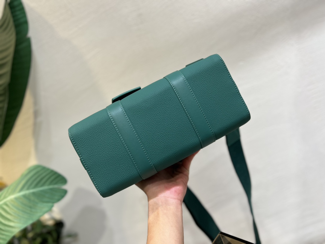 Louis Vuitton Luxury Handbag Collection 4