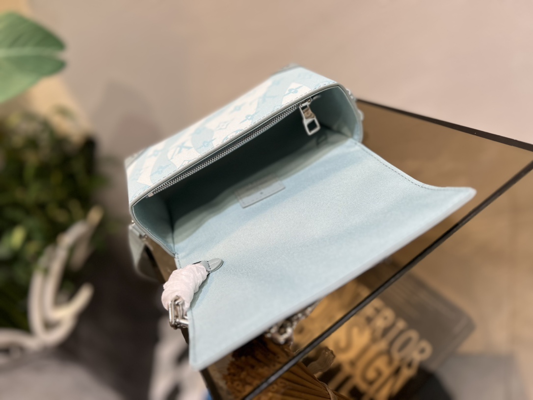 the Steamer Mini handbag features a 3D print depicting splashing water - Bag 8