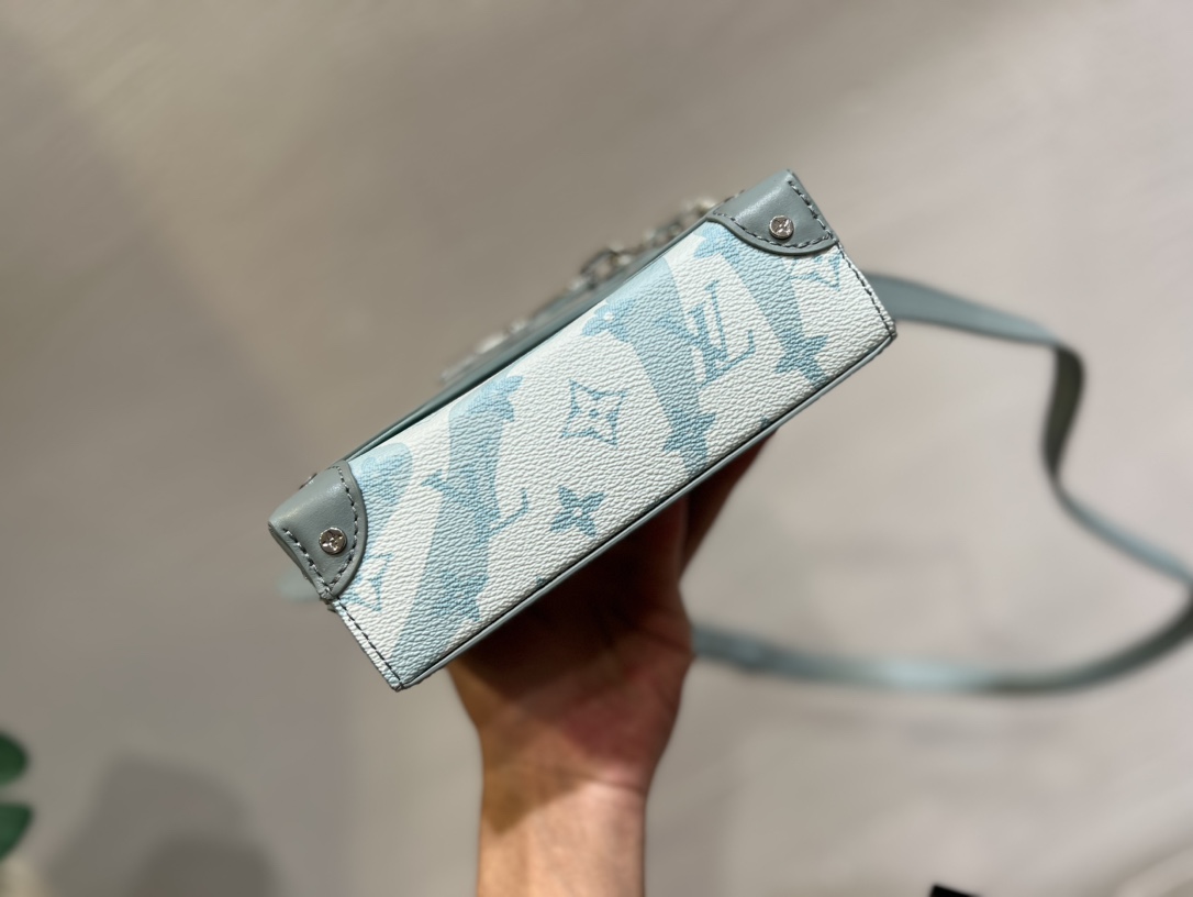 the Steamer Mini handbag features a 3D print depicting splashing water - Bag 4