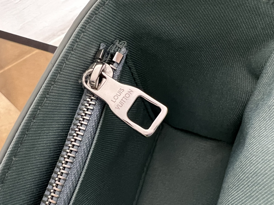 the Steamer Mini handbag features a 3D print depicting splashing water - Bag 7