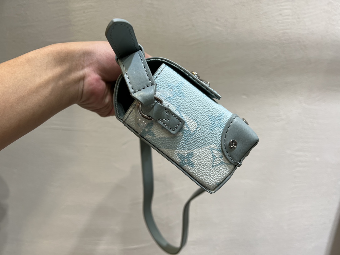 the Steamer Mini handbag features a 3D print depicting splashing water - Bag 3